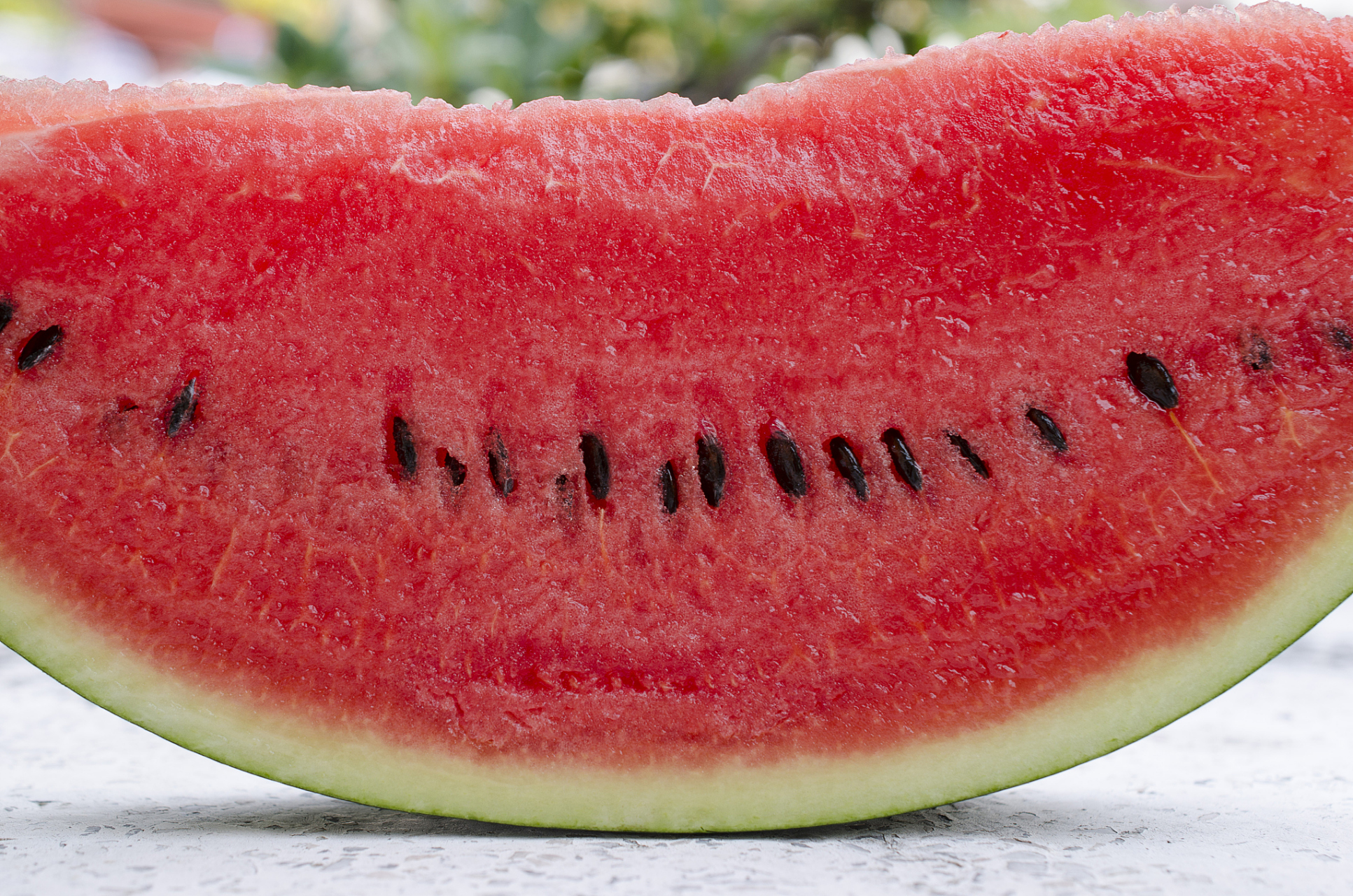 西瓜颜色有白色,淡黄色,亮黄色,粉红,橙红,大红.