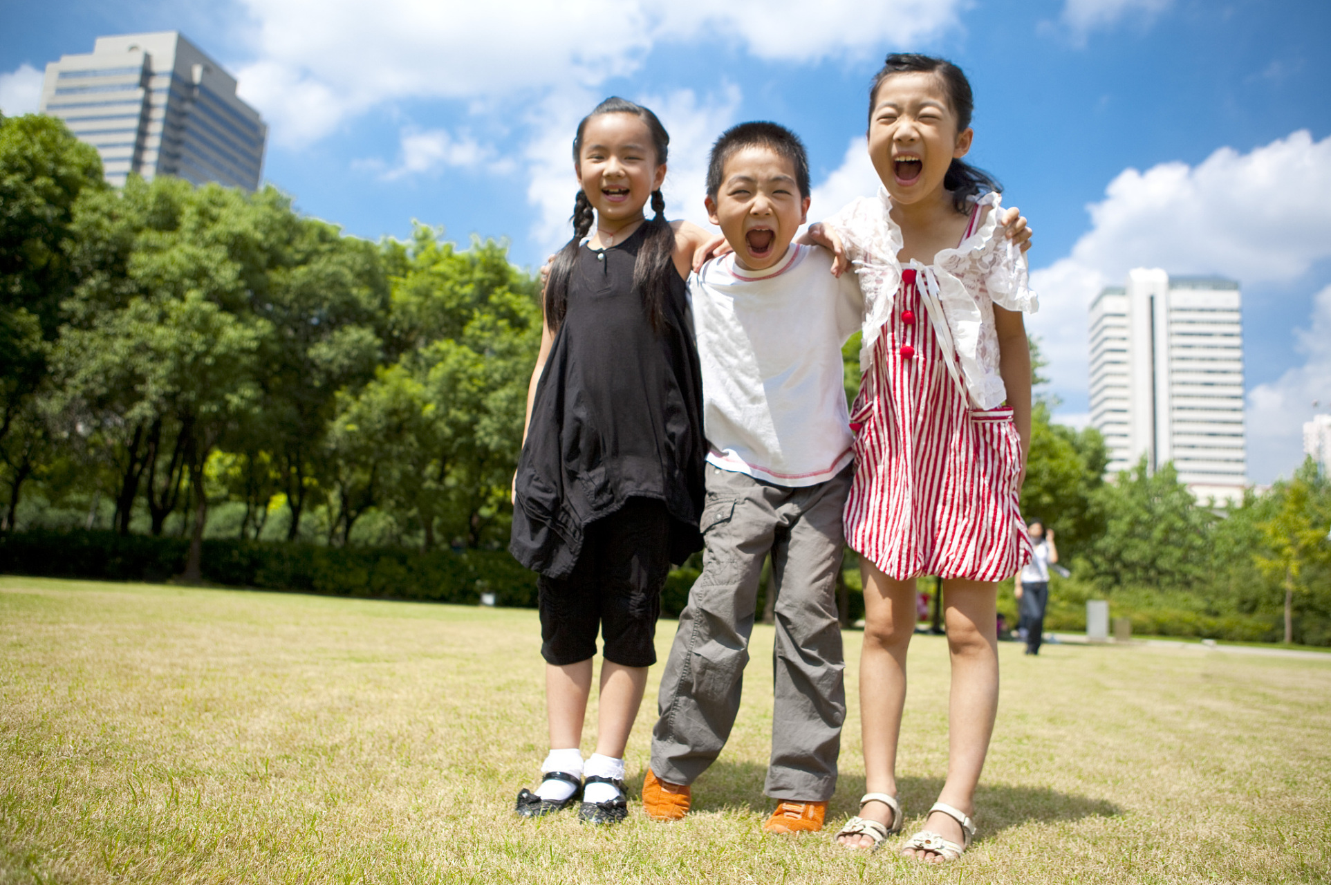 是通过各种社交活动和训练方法来提高儿童的社交能力和人际交往能力