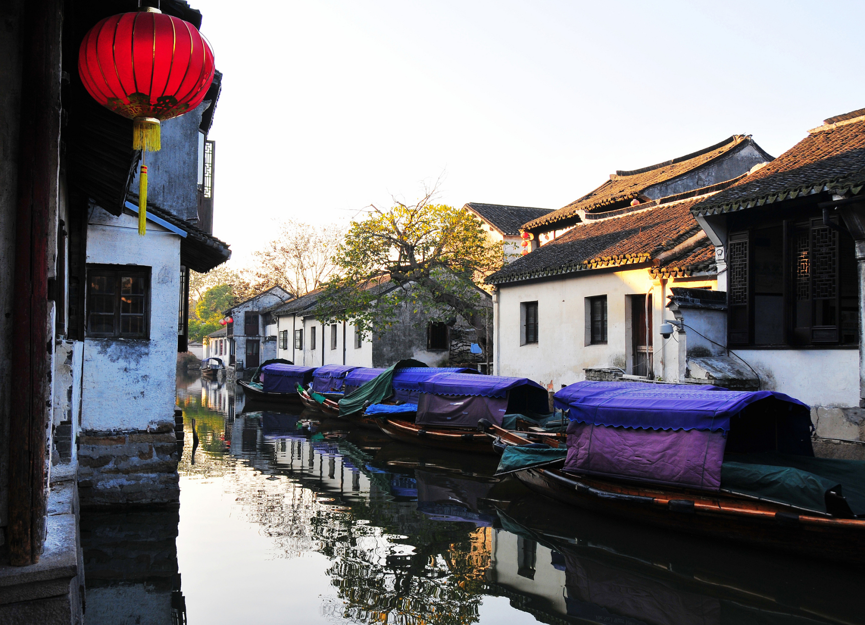 周庄水乡 位于江苏省苏州市,周庄是一个充满古韵的水乡小镇.