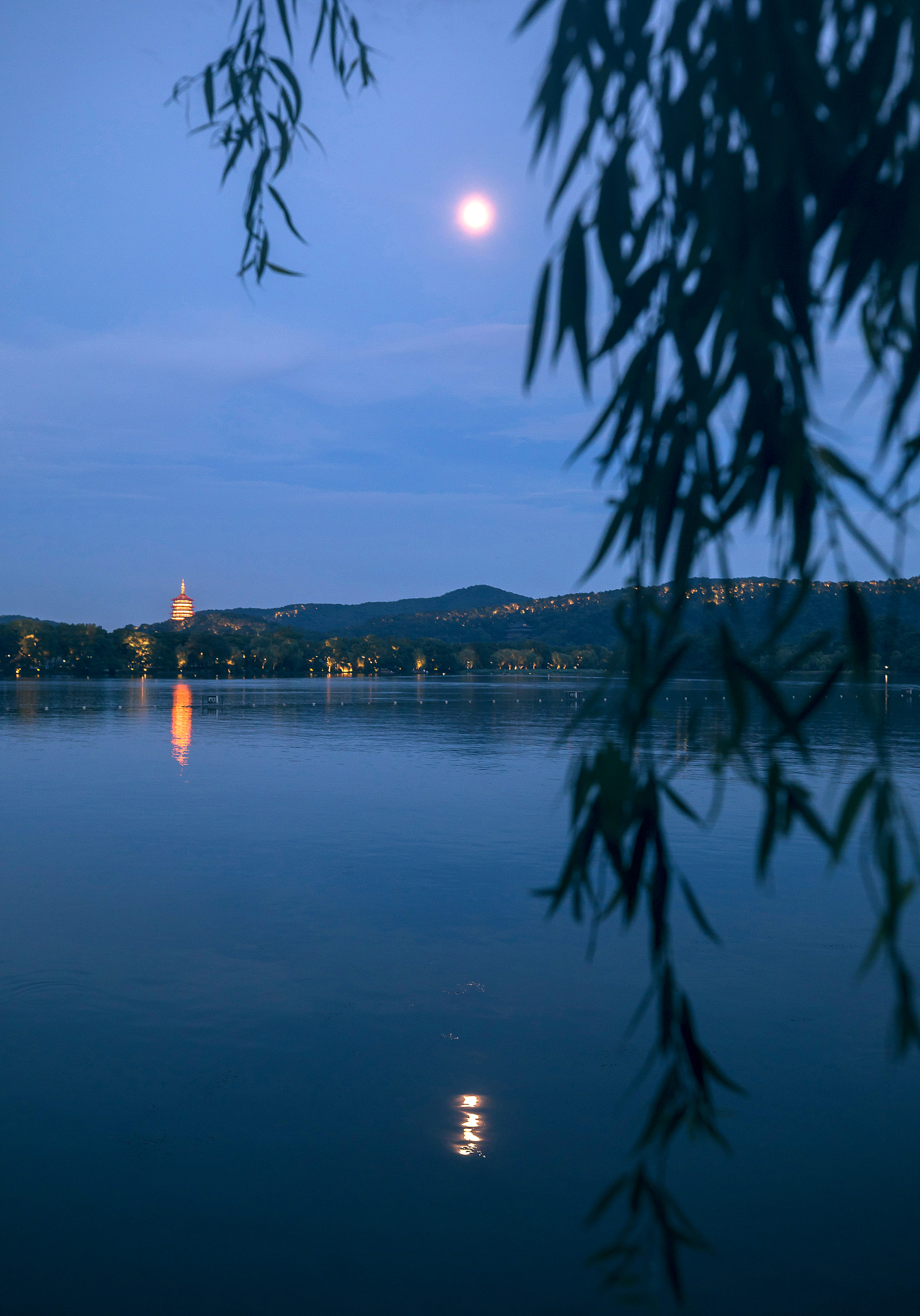 春江月夜 春江月夜碧水流,月色朦胧照江楼