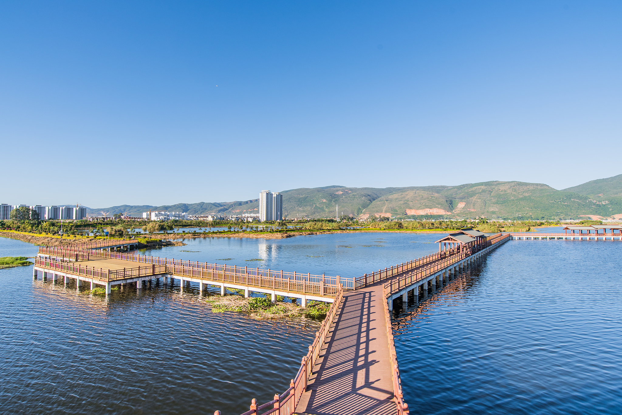 石屏异龙湖环湖美景图片