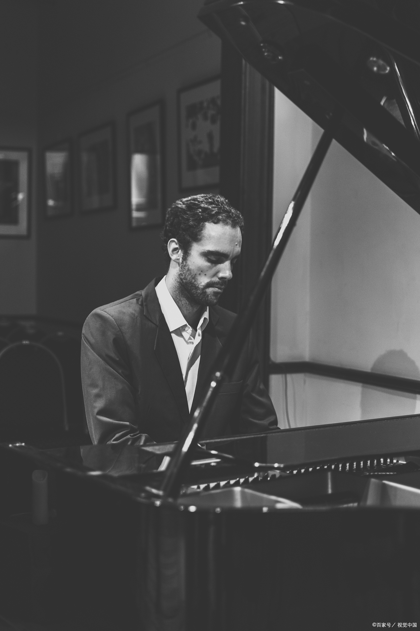 男主艾瑞克,本是巴黎的一名才华横溢的钢琴家,家庭富裕且充满艺术氛围