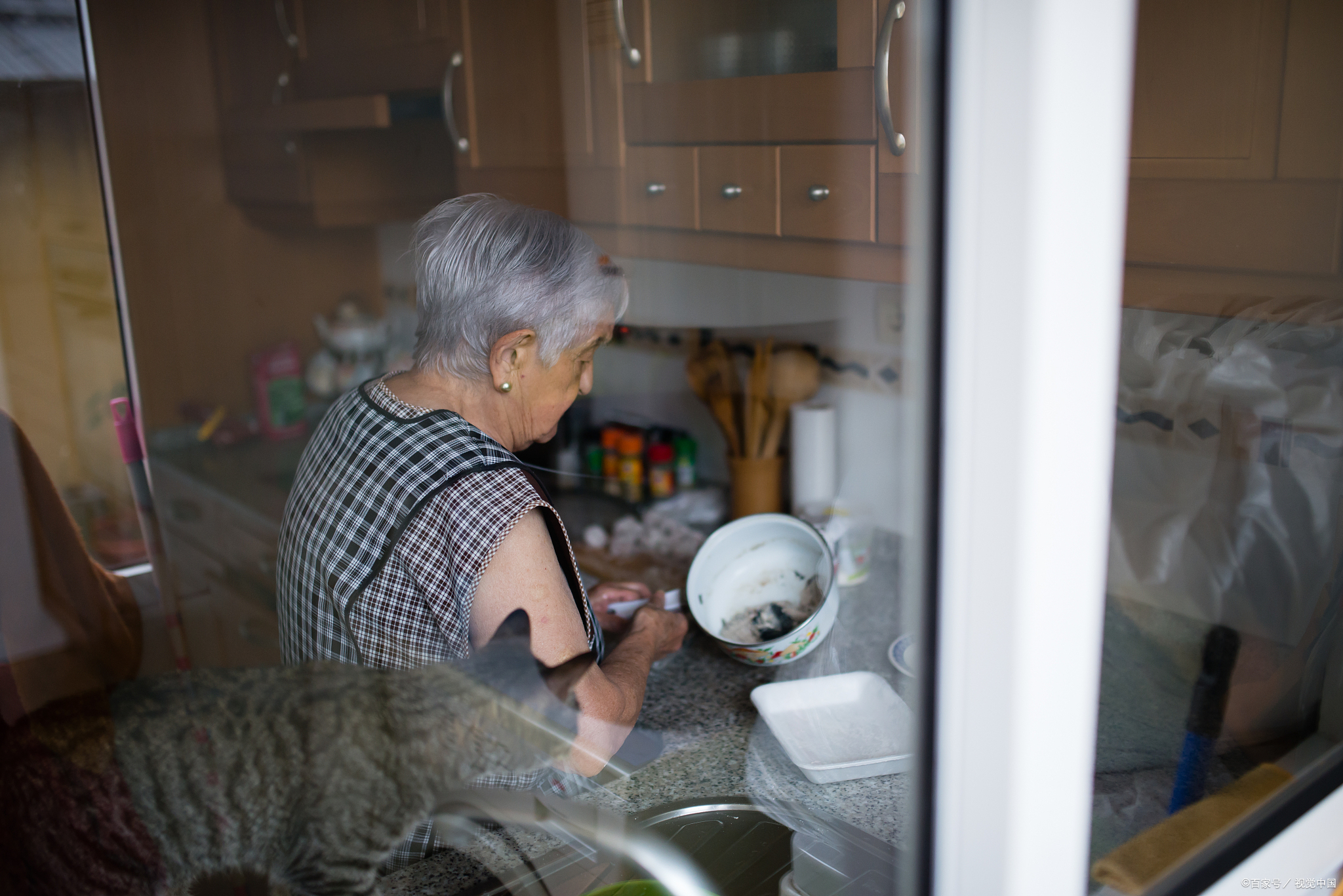 睡不着的独居老人孤独思念还是悔恨真相发人深省