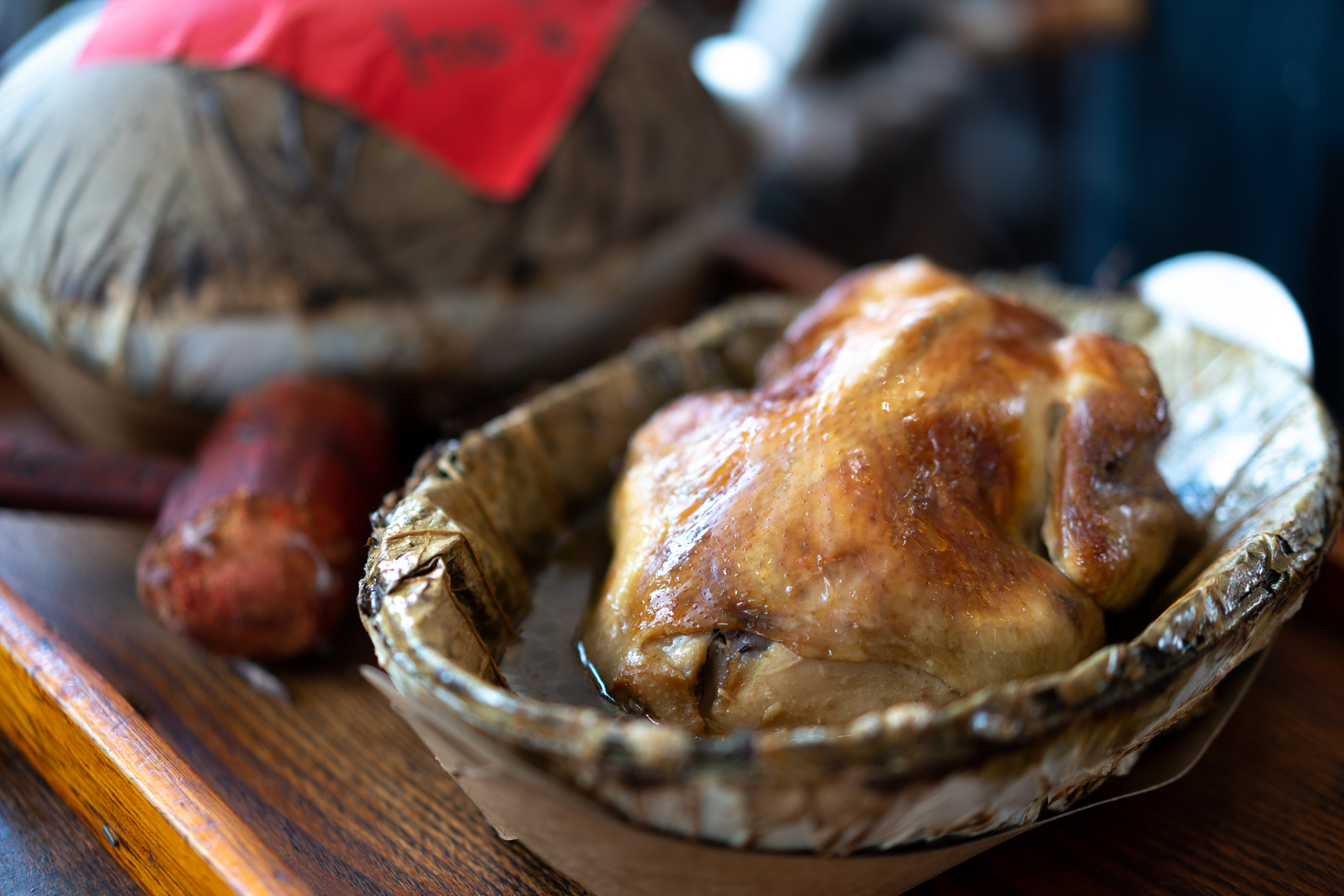 叫花鸡的做法通常是在鸡肚中放入大量的食材,用荷叶,泥巴进行包裹