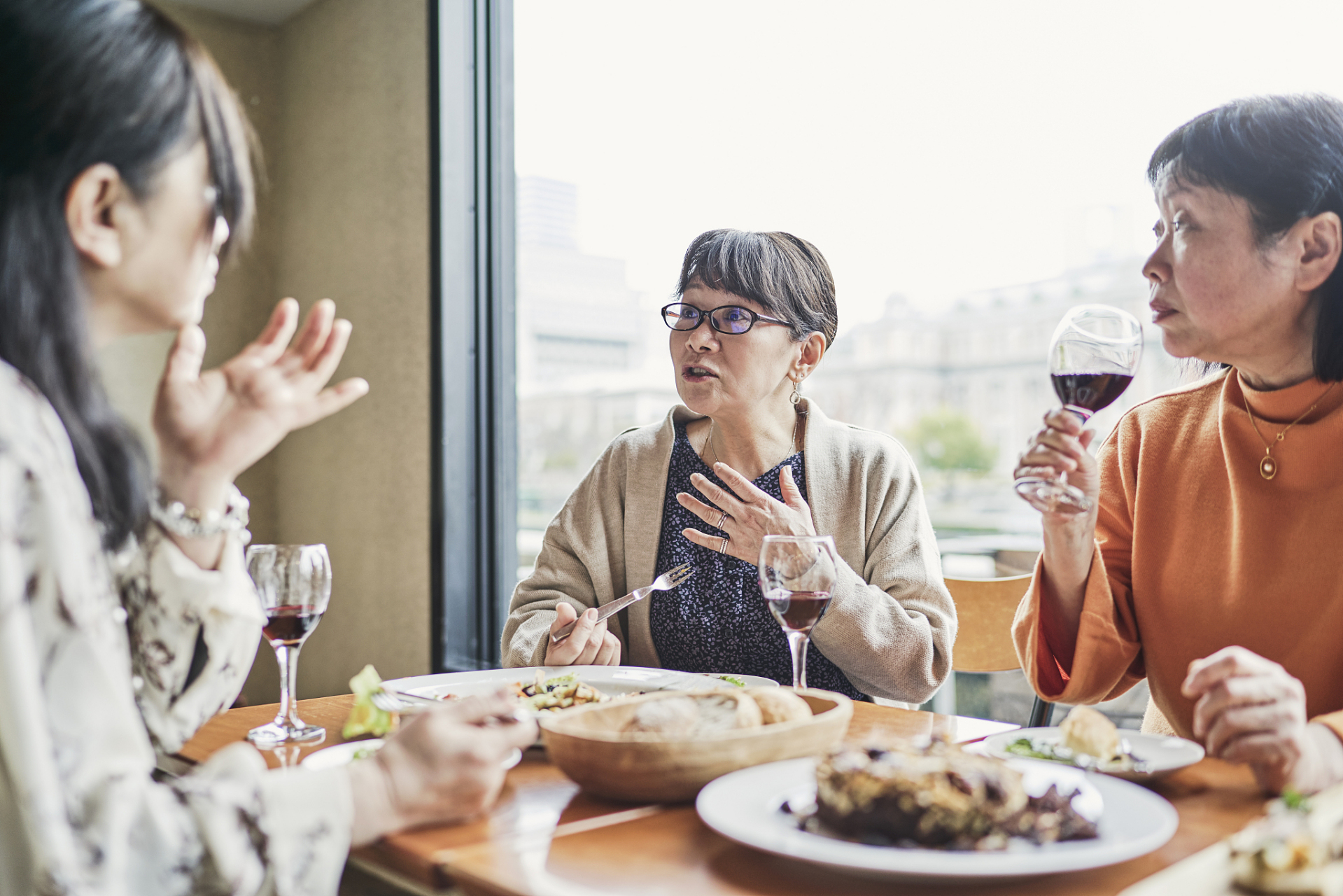 在中国,互相夹菜是一种传统的礼仪,它表达了主人对客人的热情和关心.