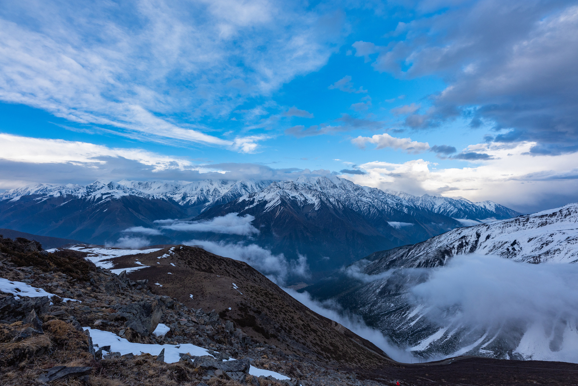 观春日水墨的党岭雪山,游天水一色的甲依拉措,叹鬼斧神功的弥勒玉佛