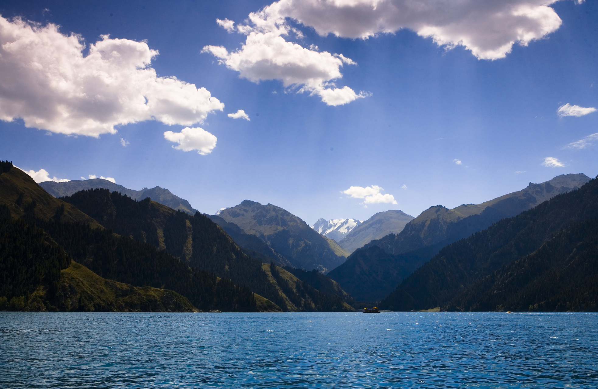 新疆天山天池风景名胜区位于新疆昌吉回族自治州阜康市境内,是以高山