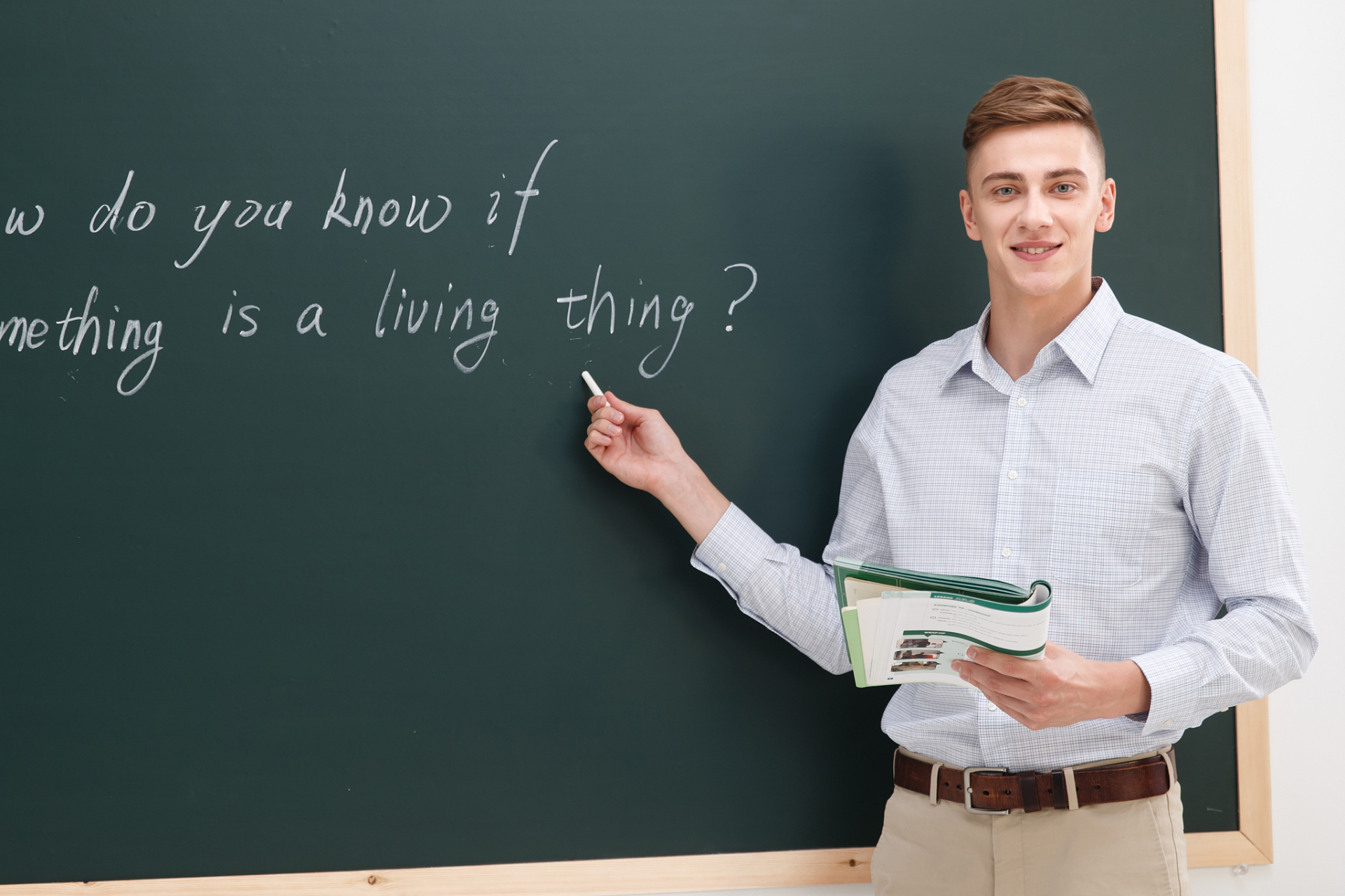 河南高校外教老师带着帅气儿子来上课,学生纷纷提前占