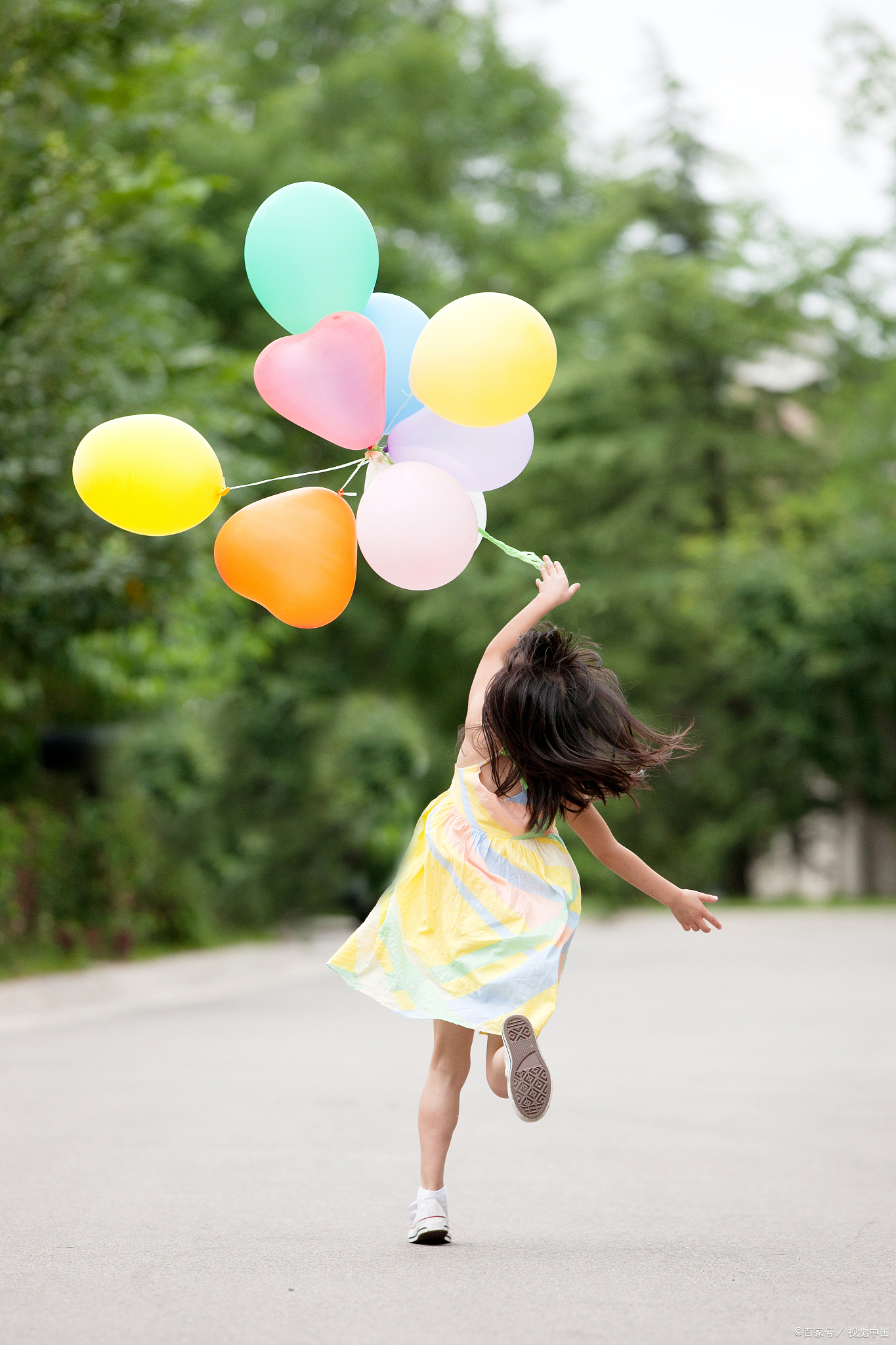 跟好朋友一起玩气球简笔画怎么画