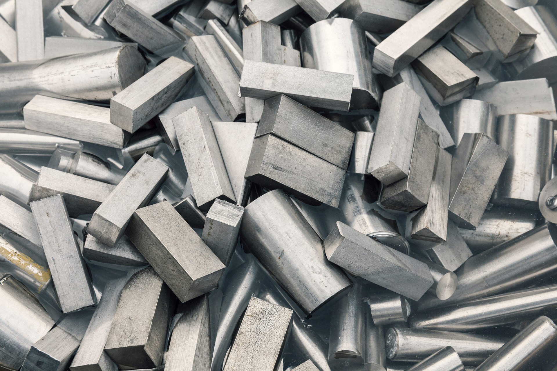 铁由原子组成,每个原子由26个质子和中子以及26个电子组成.