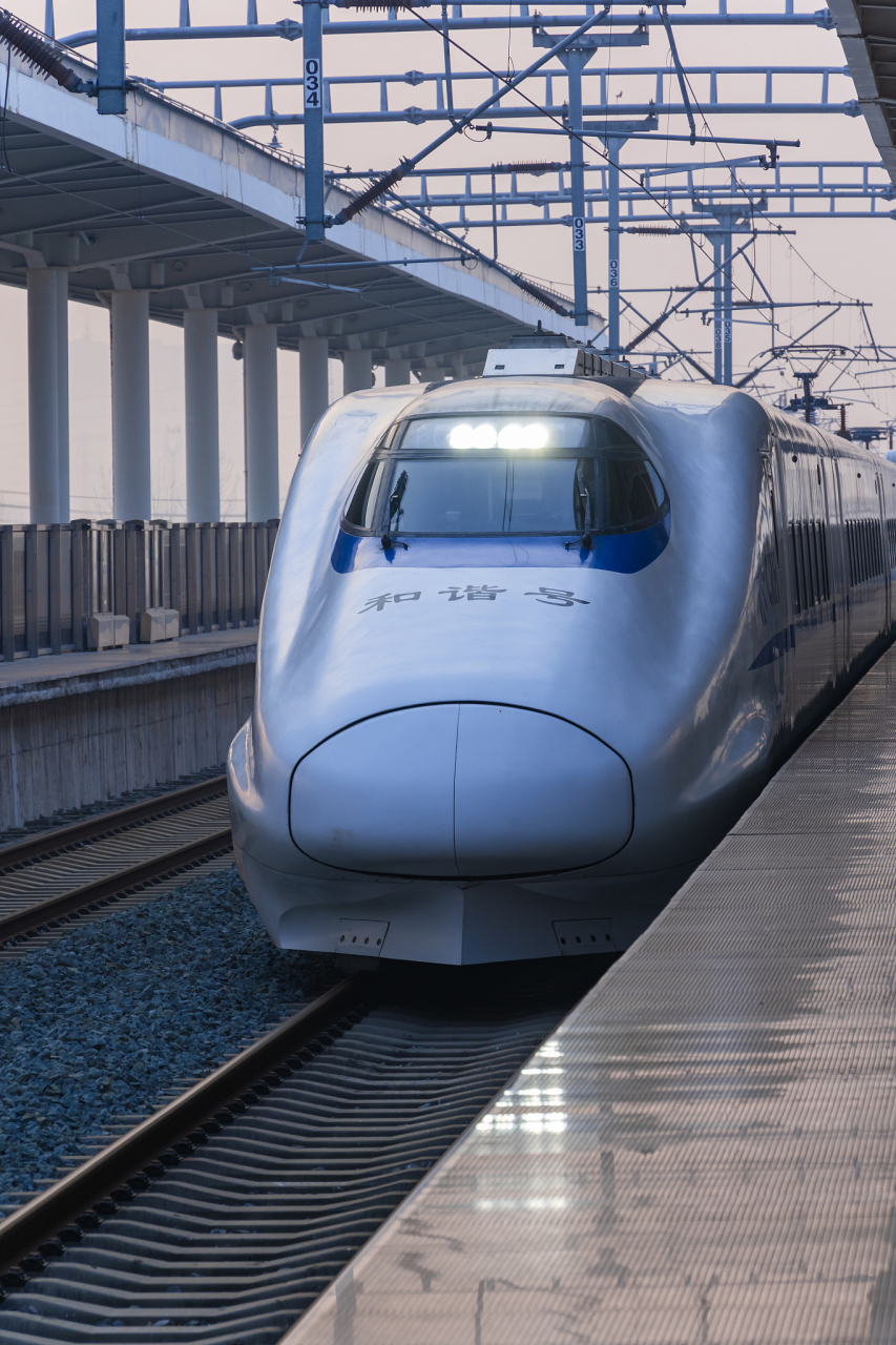 12306客服证实,该趟列车的高级动卧票价确实是二等座的70倍左右.