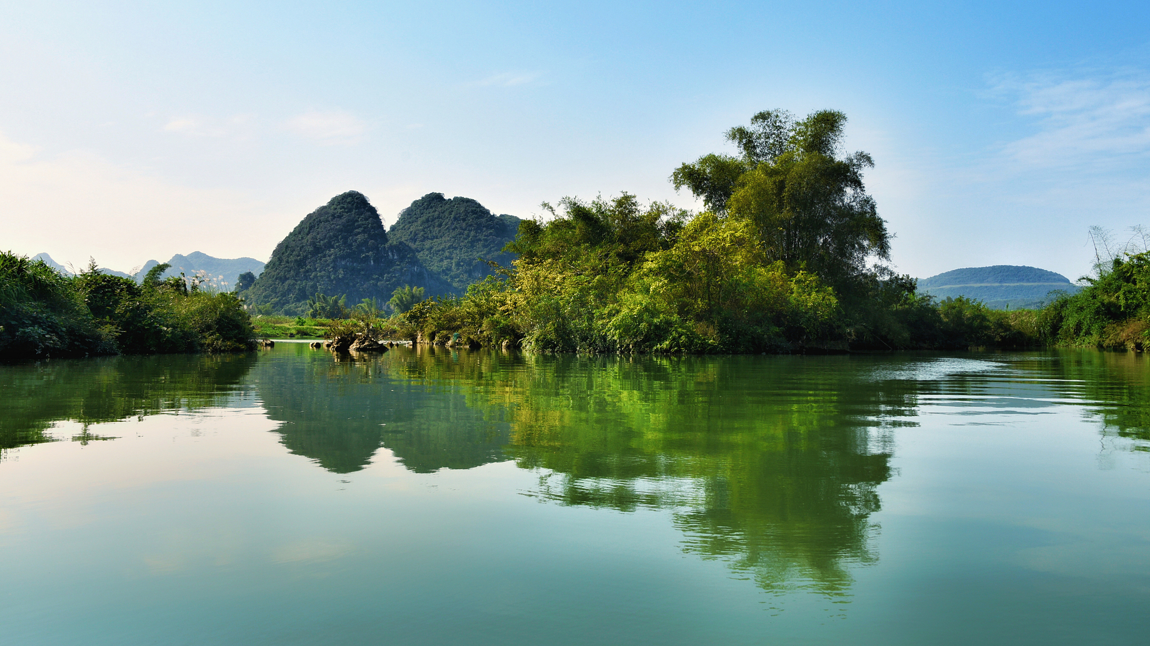 荔波樟江风景名胜区与荔波喀斯特原始森林自然保护区相依相连.