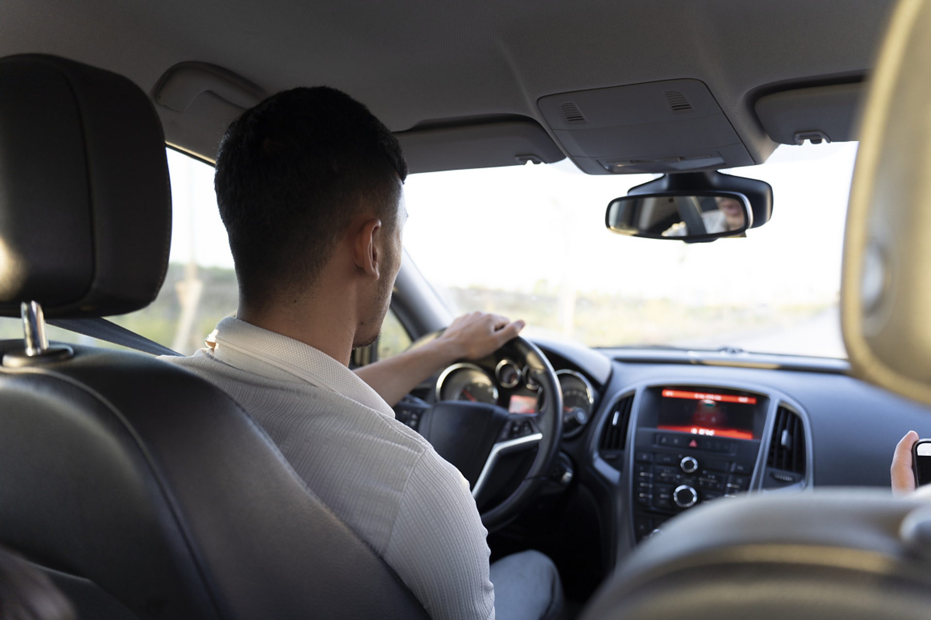 同事蹭我顺风车半年,突然带人把我赶下车,我冷笑:油费均摊两万