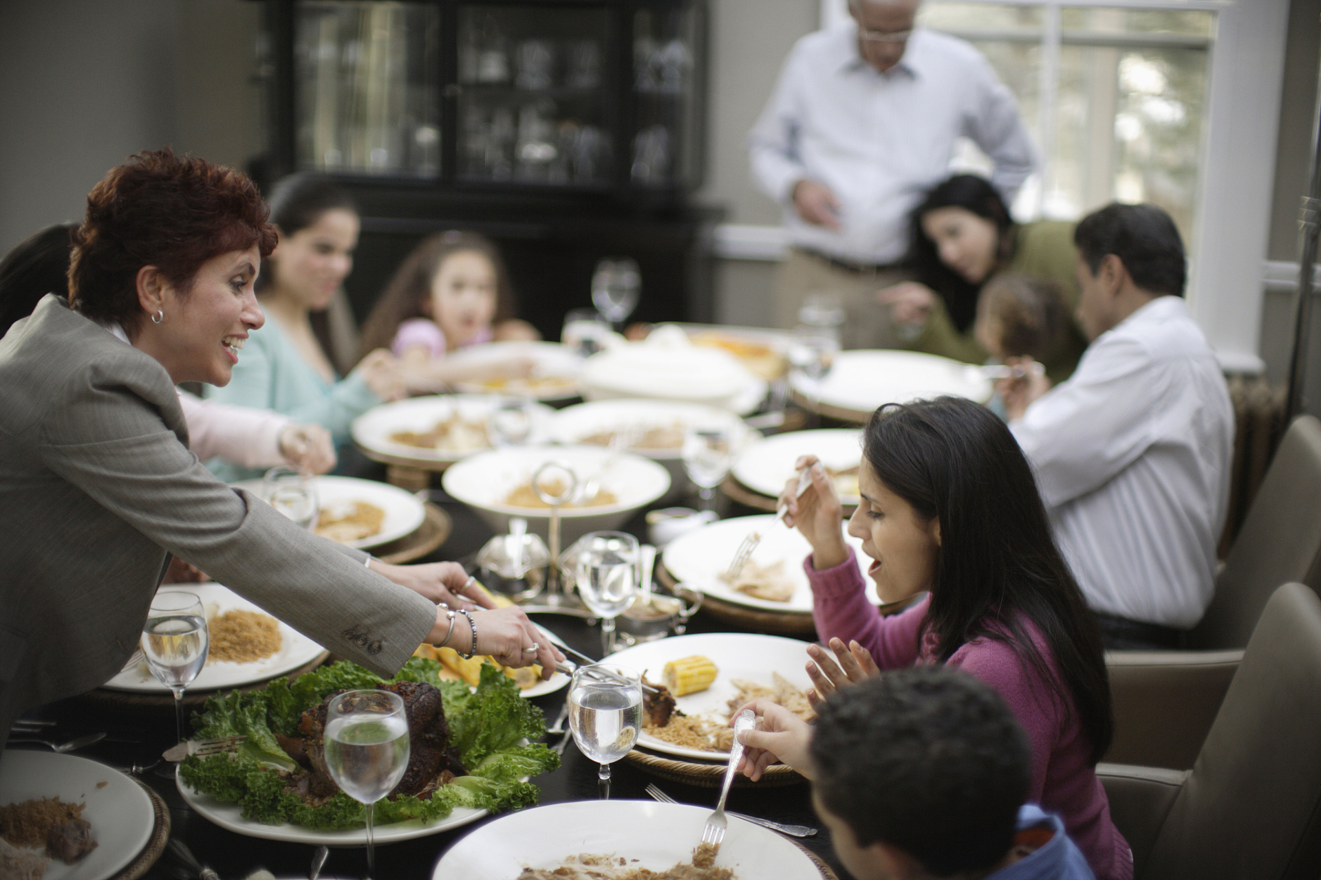 出于礼貌,我上前与她寒暄,并邀请她加入我们的餐桌上.