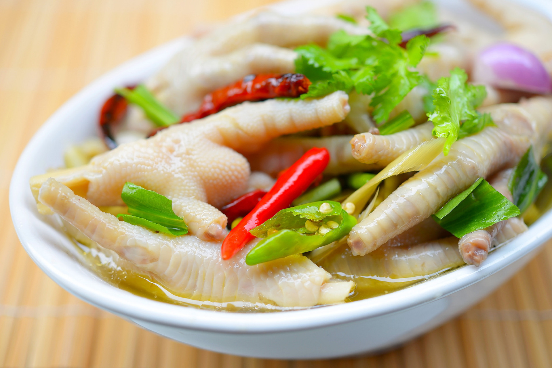 大家好,欢迎来到农村美食课堂,今天教大家如何制作泡椒鸡爪和柠檬鸡爪