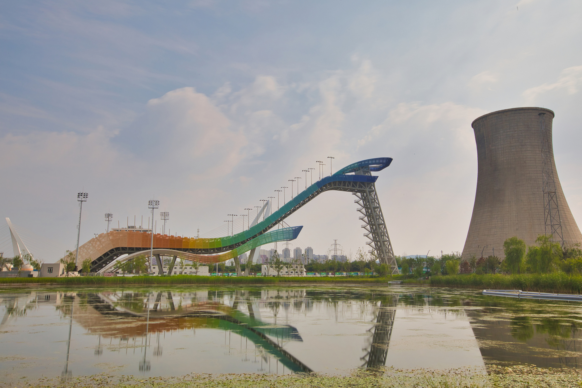 位于北京市石景山区,集工业遗址保护,文化创意,体育旅游等多功能于