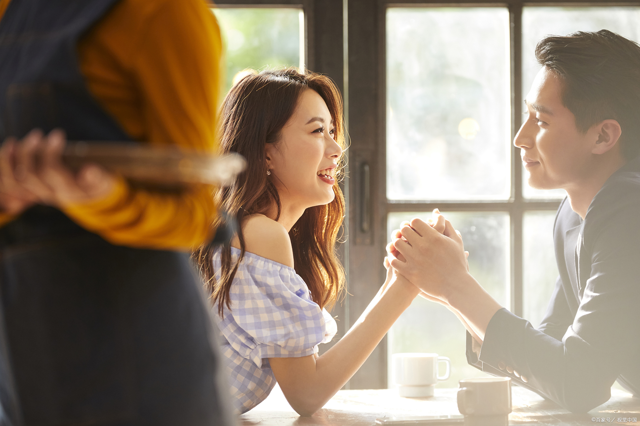 女人在你面前紧张慌乱的表现,背后藏着怎样的心理信号?