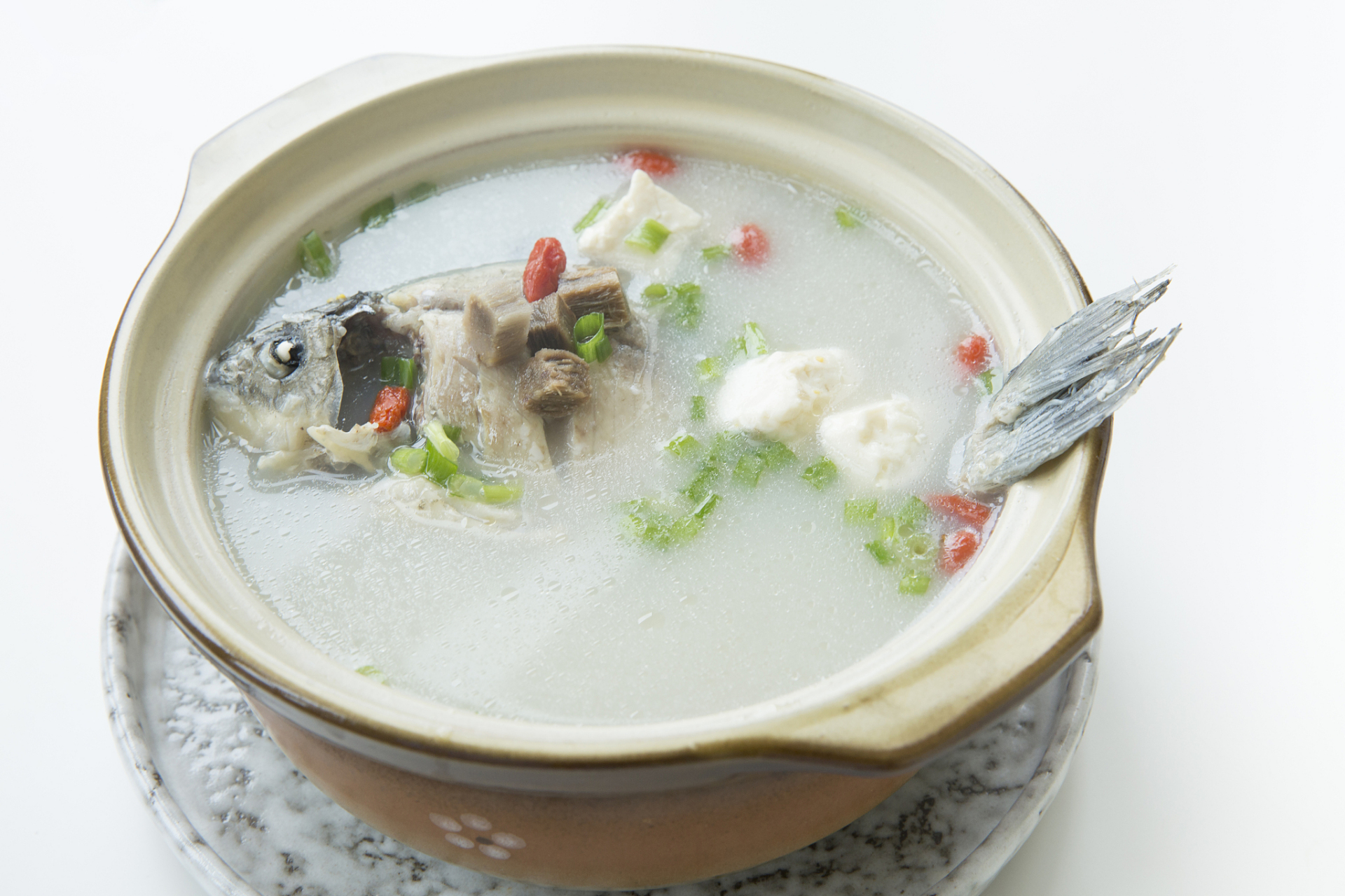 养生妙招研讨会# 夏日滋补佳品:鲫鱼汤  夏日虽热,但人体仍需温补
