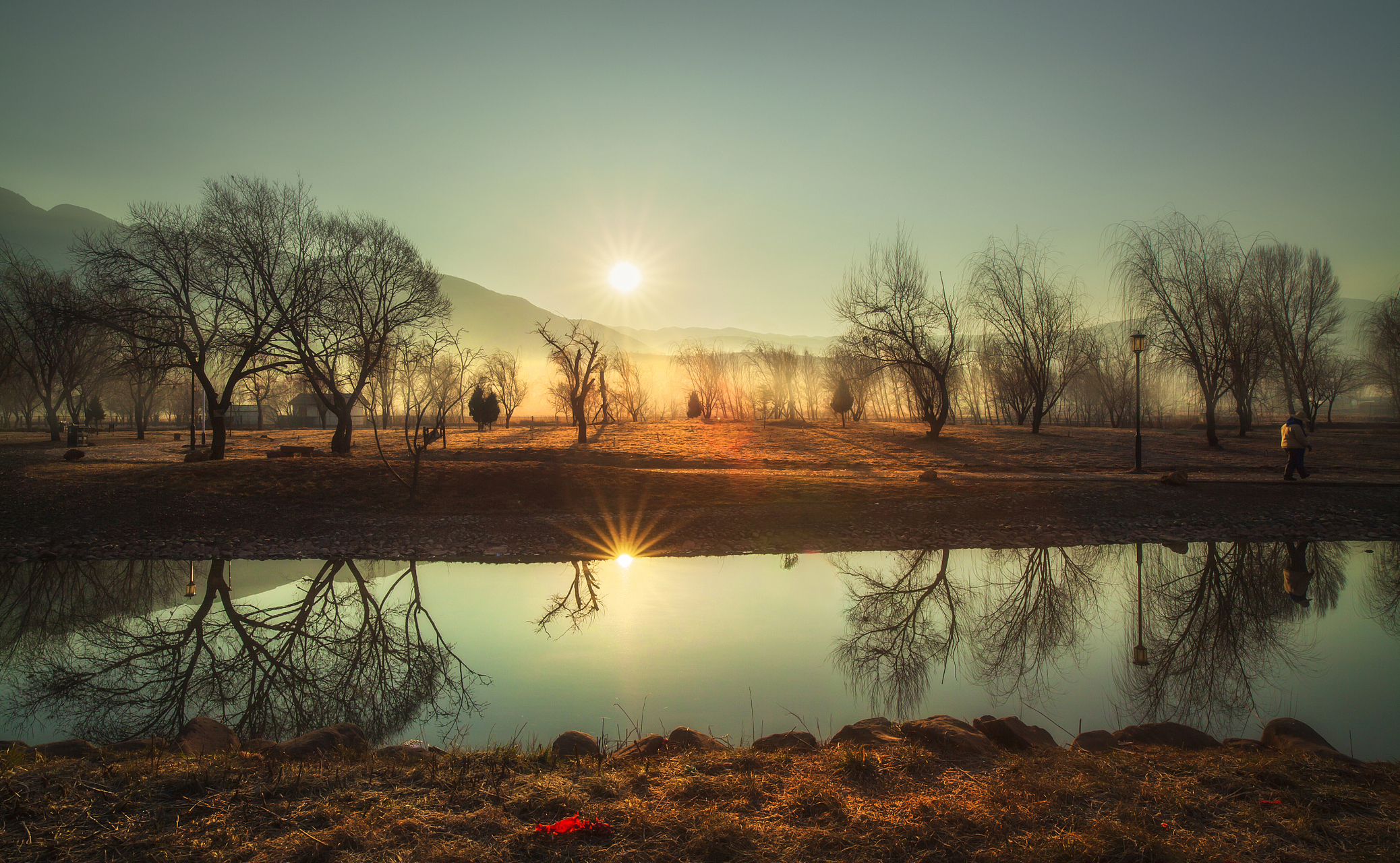 镜头里的春天# 在春日的晨曦中,踏上寻找百脉泉的旅程,仿佛步入一场