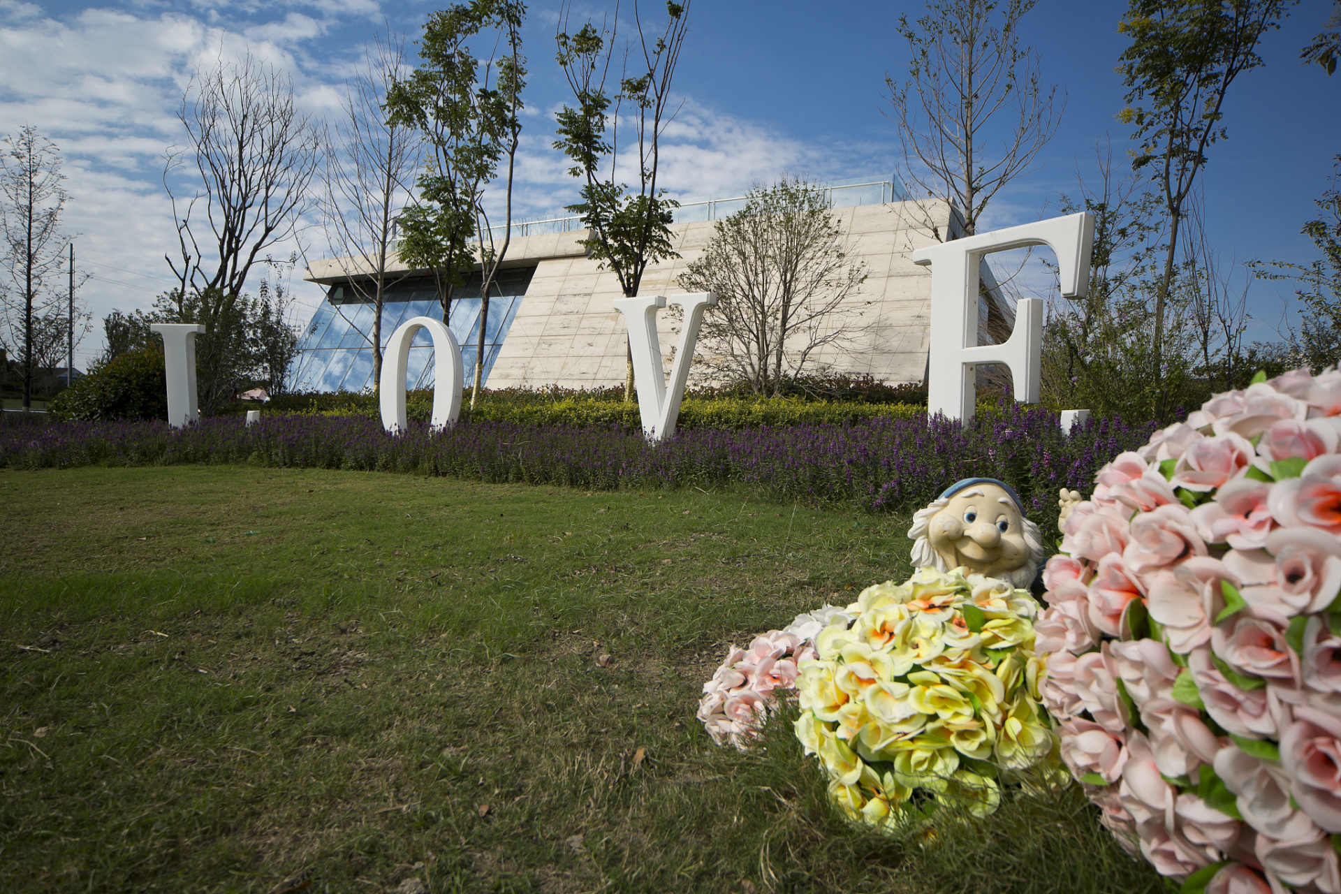 群力丁香公园是以丁香花为主题的美丽公园,树木繁多,丰富多彩.