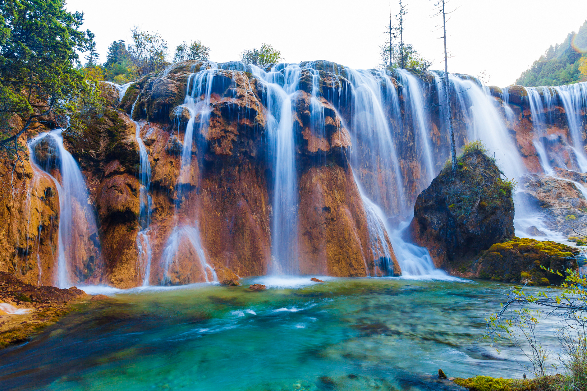 九寨沟被誉为"人间仙境",山清水秀,湖光山色美不胜收.