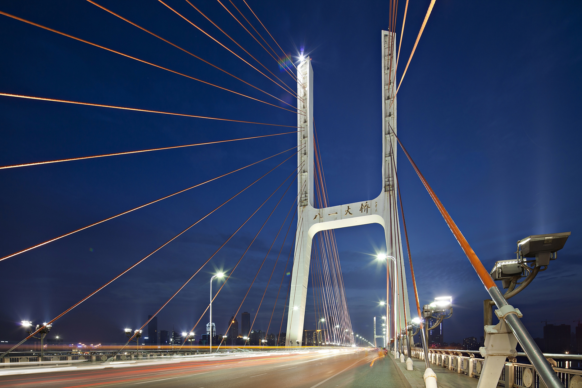 八一桥底下晚上去会有什么: 1.