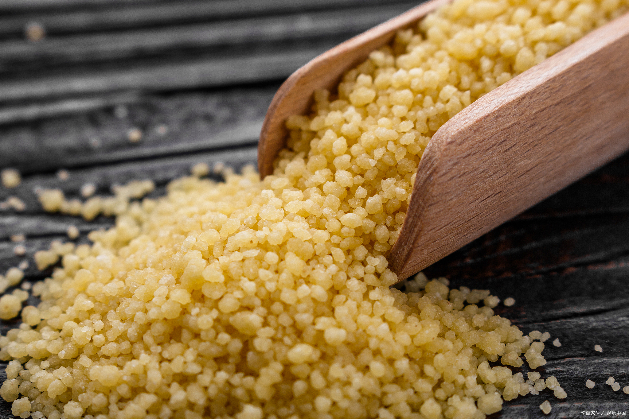 龙山小米因其品质上乘,曾作为历代皇室贡品,并被誉为龙山"三珍"之首.