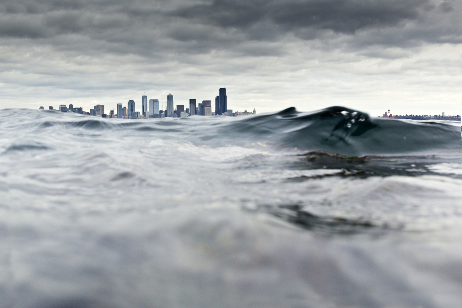 在库木塔格沙漠,每年都会发生多次海市蜃楼现象,让人真假难辨.