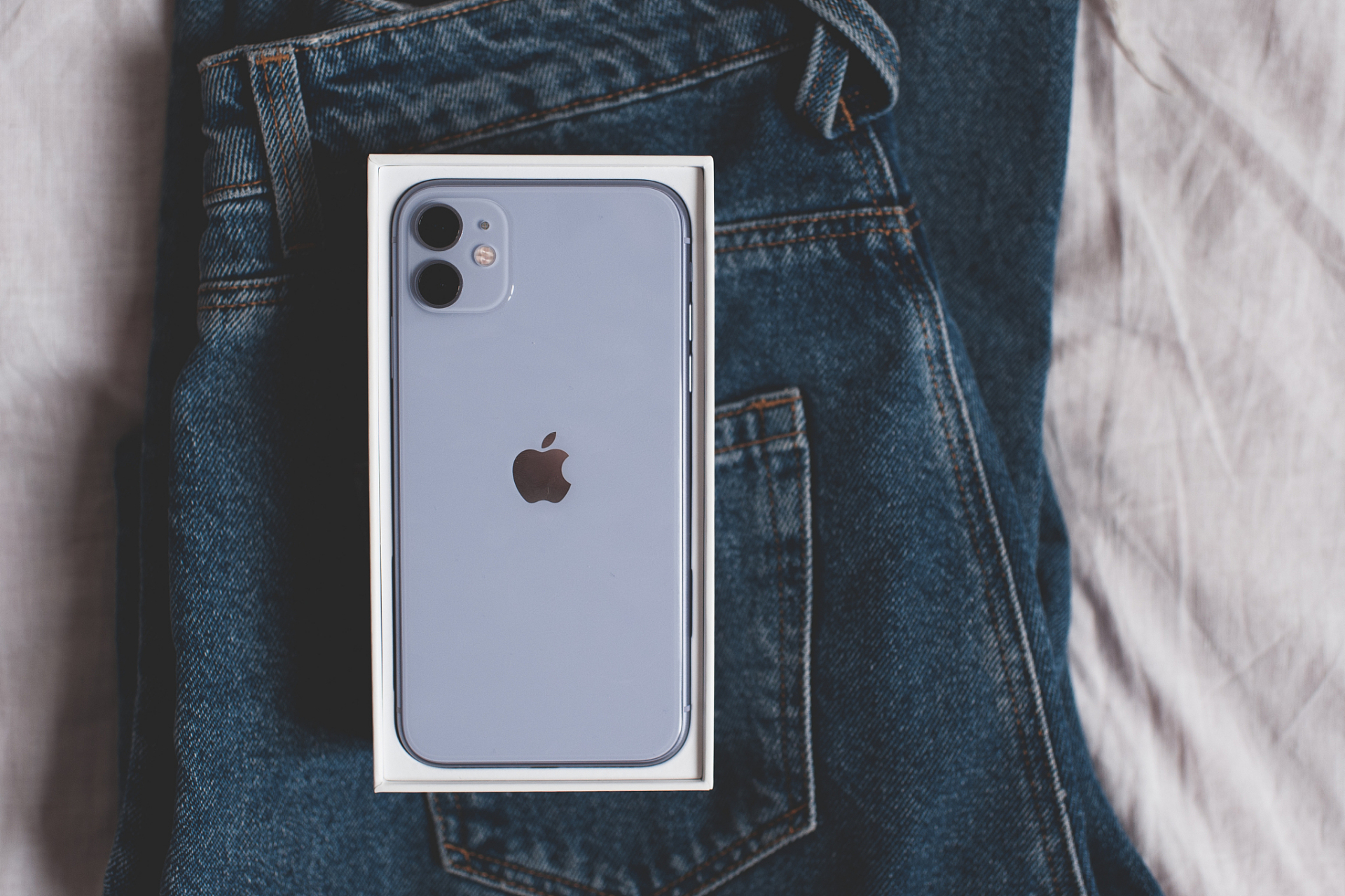 iphone11依然在售,有64gb和128gb版本,到手价也跌至新低.