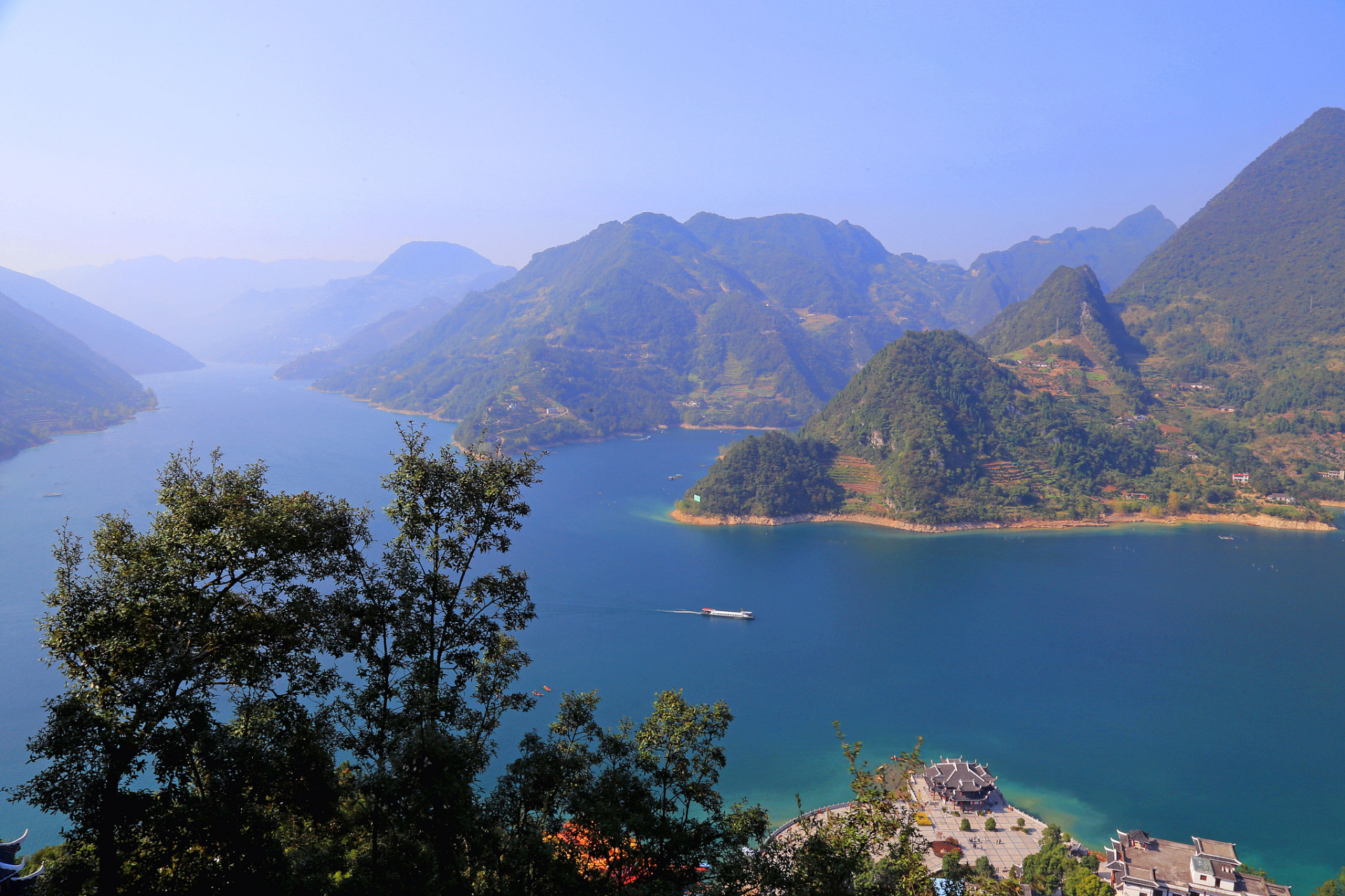 清江画廊位于湖北宜昌长阳土家族自治县,涵盖了隔河岩大坝至水布垭