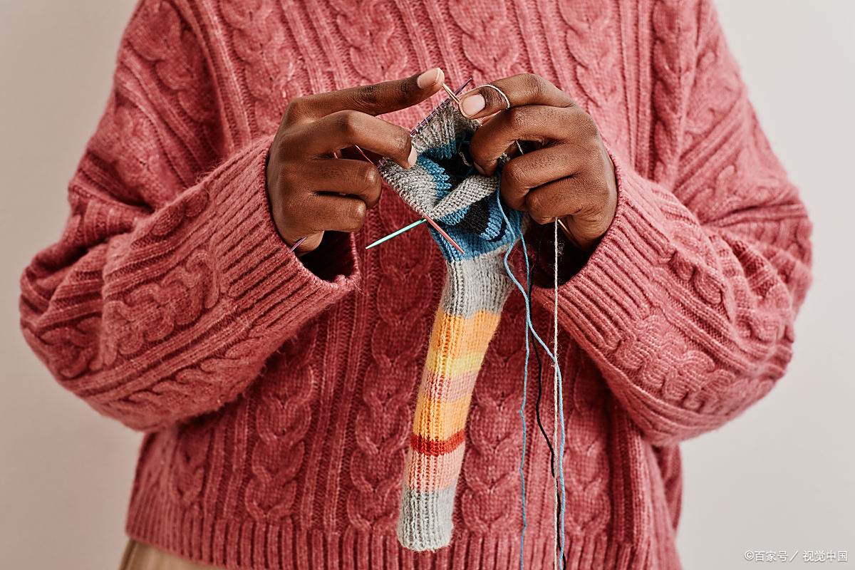 新年将至,她想给男朋友送一条亲手织的围巾,织了