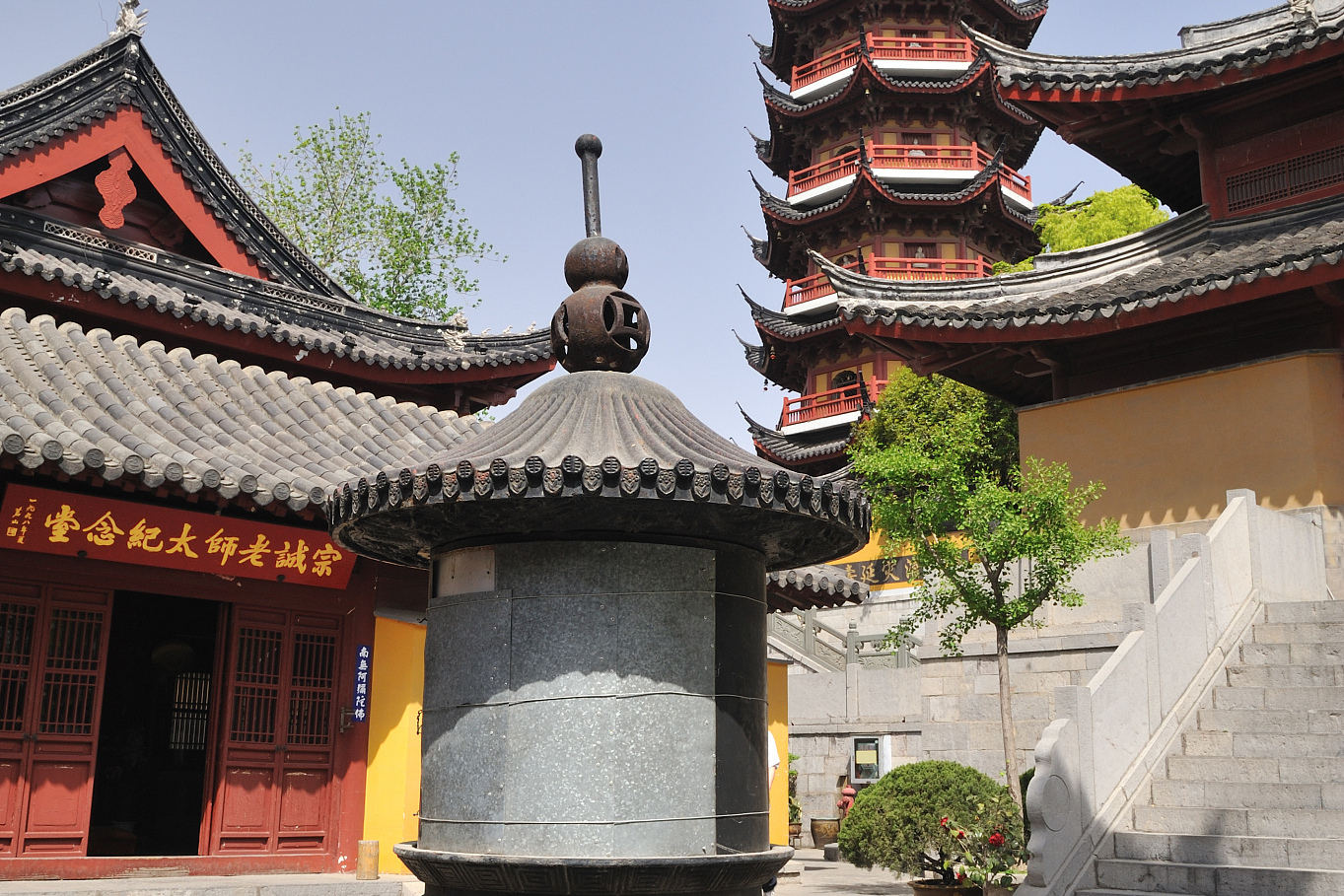 鸡鸣寺是南京香火鼎盛的寺庙,樱花季吸引大量游客