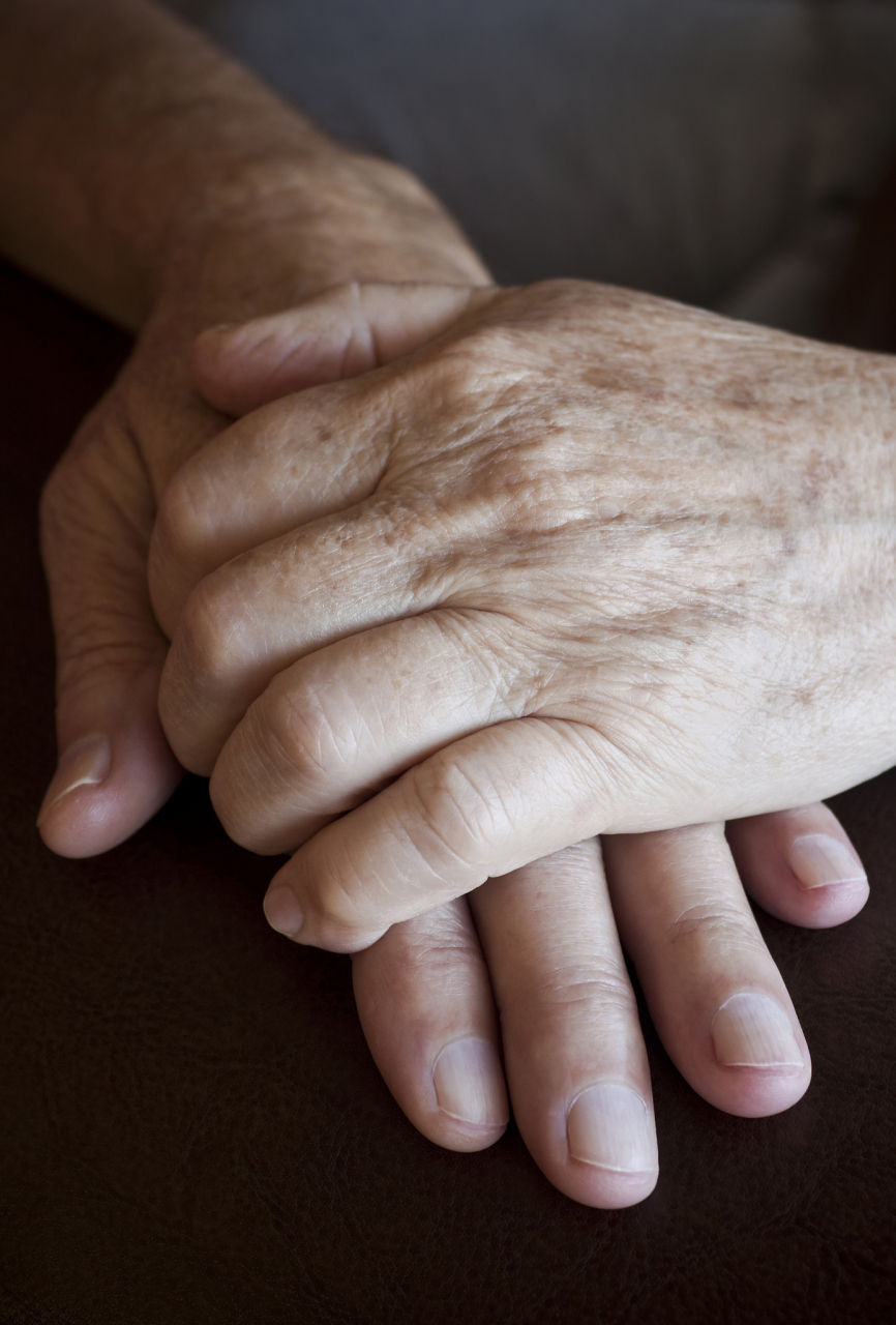 手部皱纹多如何去除  手部皱纹多,可以采取以下措施来改善:  115