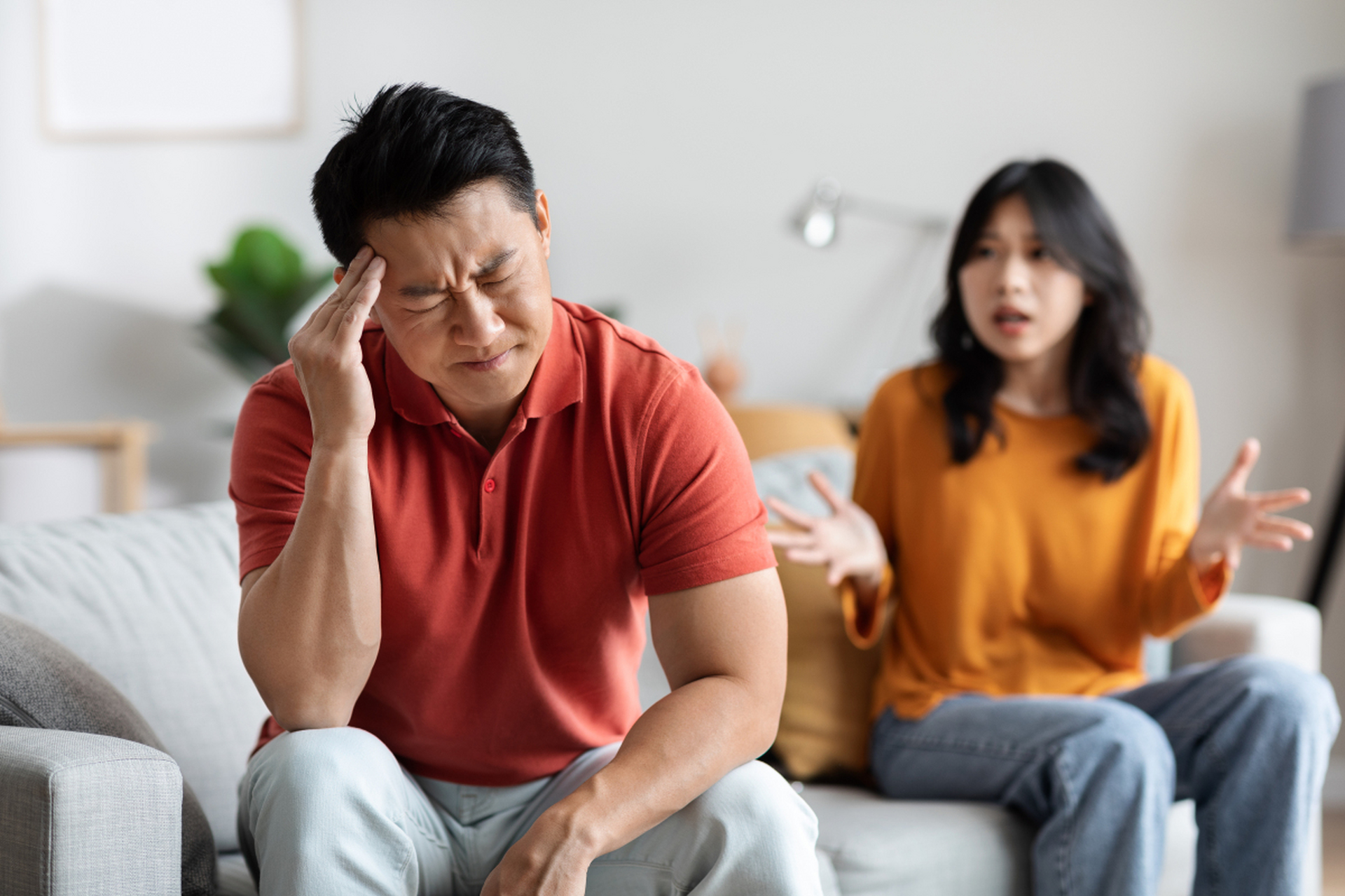 家庭焦虑:成人面临家庭问题和责任,害怕失去亲人或亲情关系破裂.