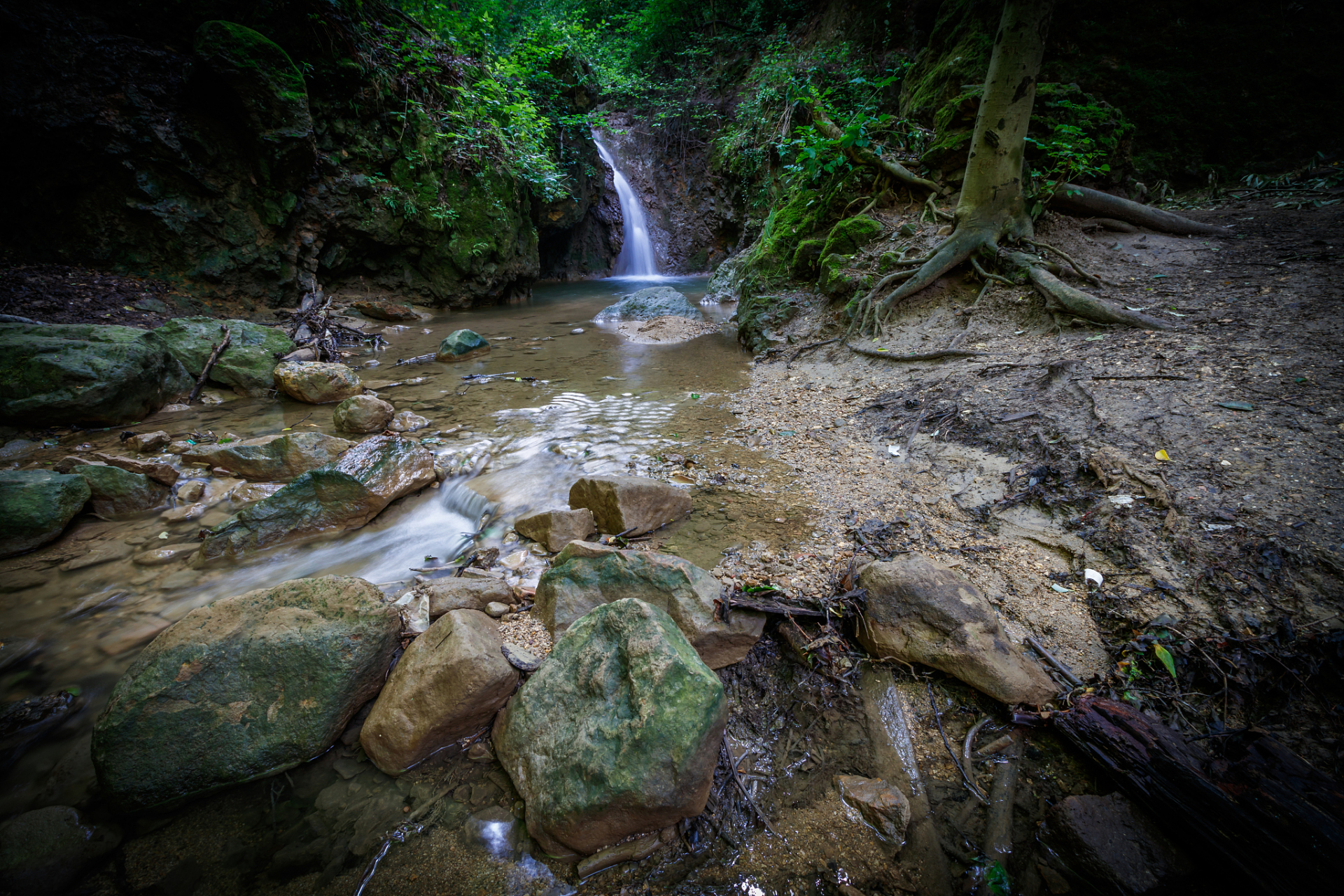 今天我来给大家介绍一下福建省宁德市屏南县的白水洋鸳鸯溪旅游景区.