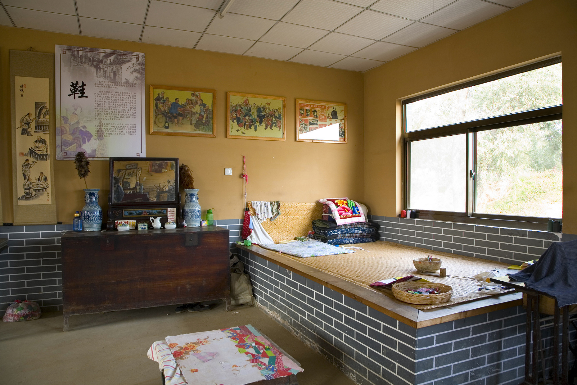 雪乡酒店和民宿推出了一项特色服务——一炕两床3000元,旨在为游客