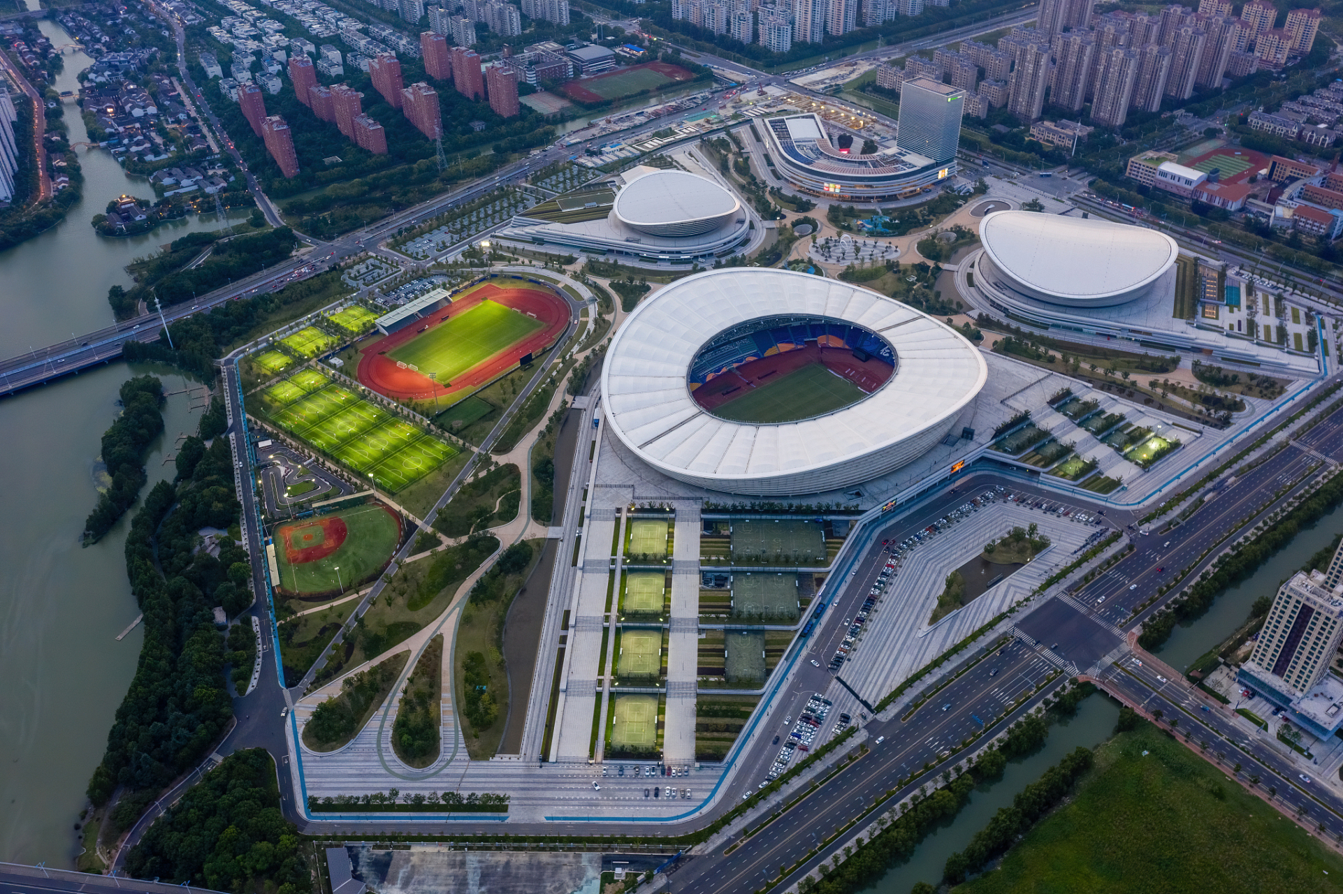 对标苏州奥体中心,南通奥体中心大概会有一个体育场,一个体育馆,一个