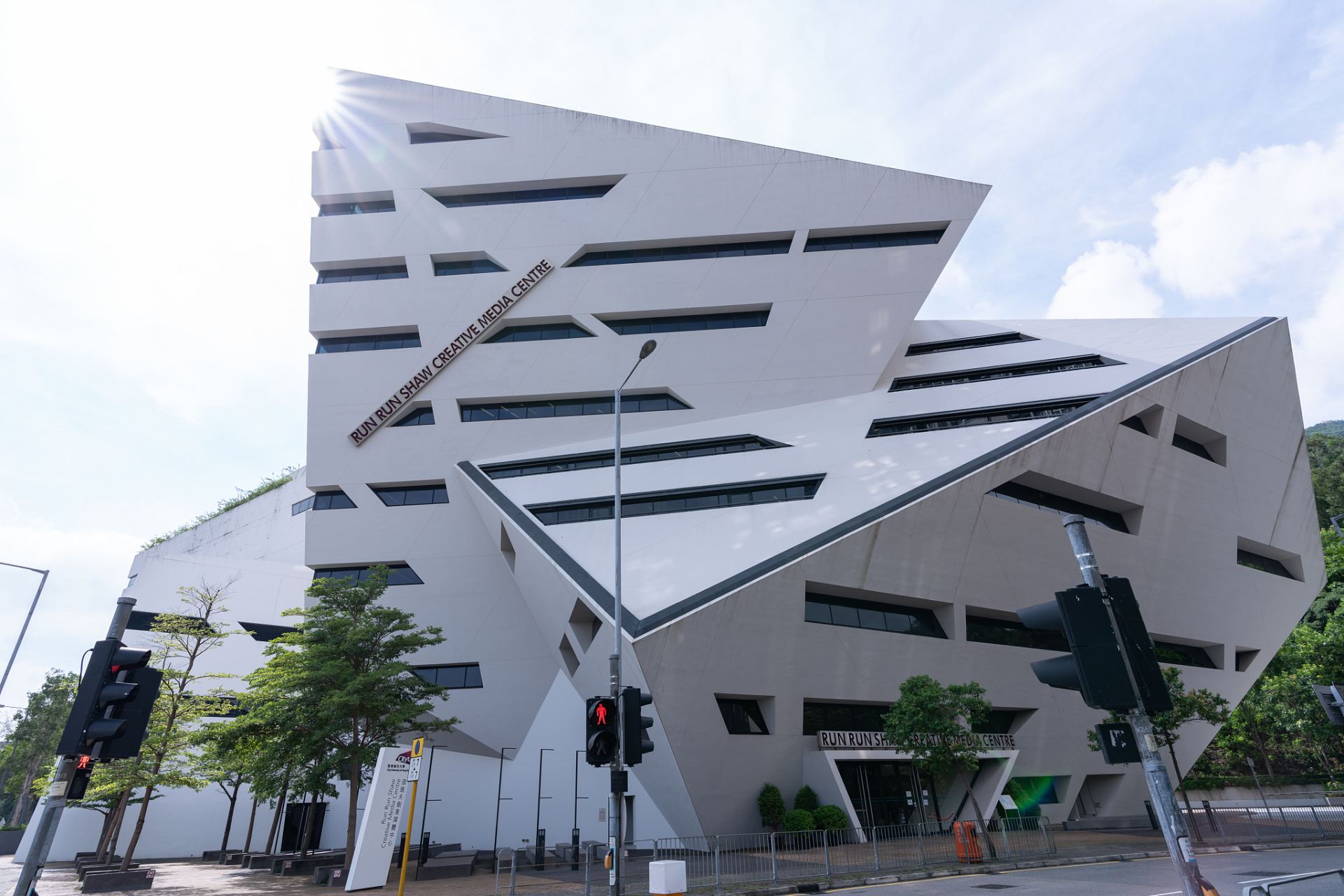 刚才看电影,发现 邵逸夫的英文名是 run run shaw,再翻译过来不就是邵