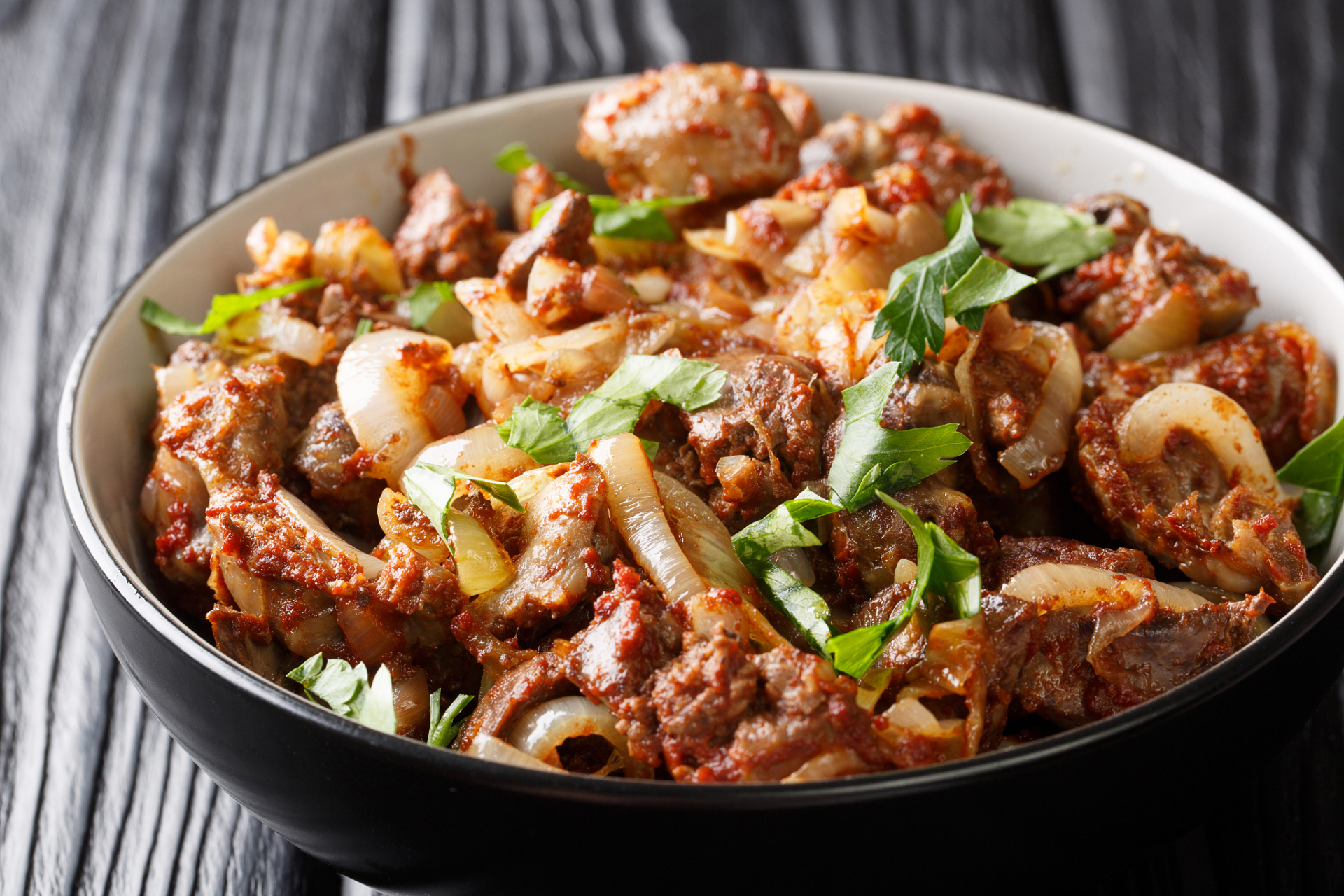 首先,我们需要准备适量的羊肉片和一份香料包.