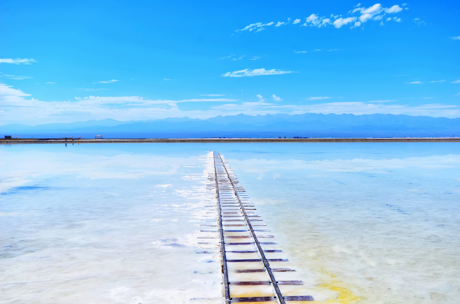 每年的7,8月份是茶卡盐湖最美的季节,是最佳避暑胜地,更适合年轻的