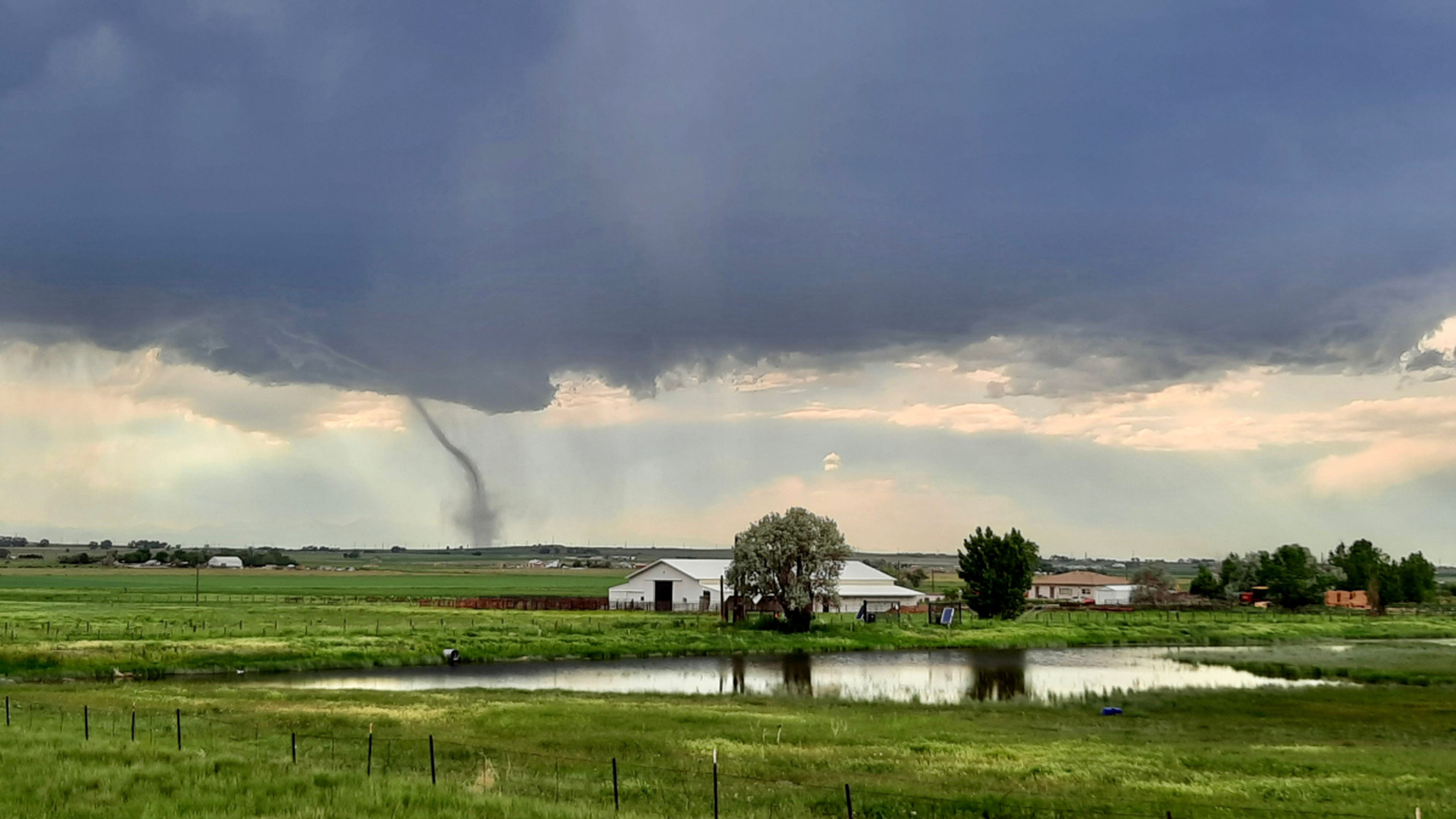 河南多地疑现龙卷风狂风裹挟碎片# 最近河南的天气真的是太不稳读了