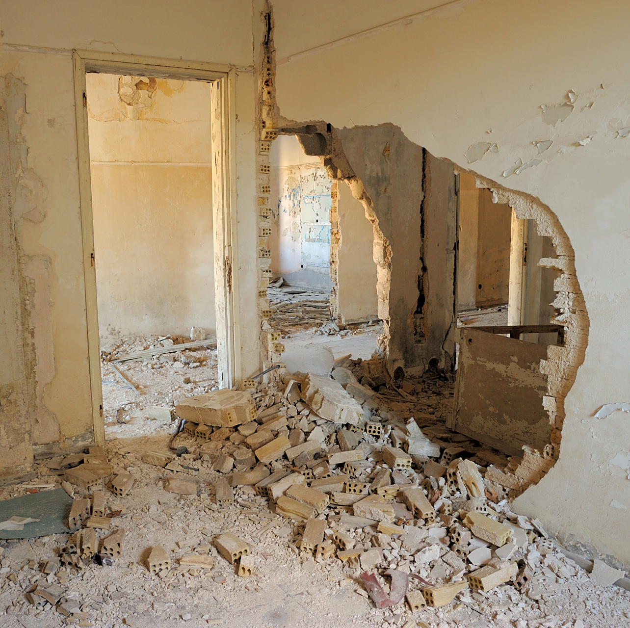 装修拆墙时都应该注意什么? 1️⃣在拆墙前,一定要确定墙体的结构