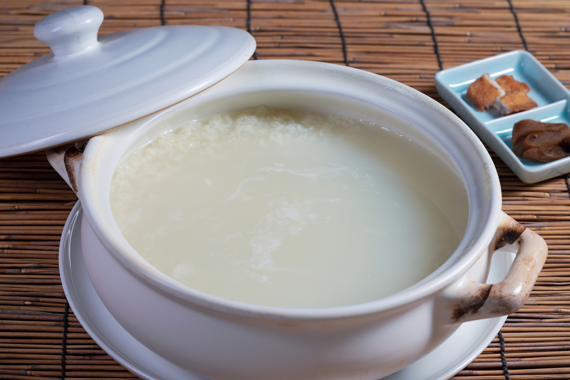 首先,米汤的汤里含有丰富的维生素和矿物质,比如钙,铁,锌等