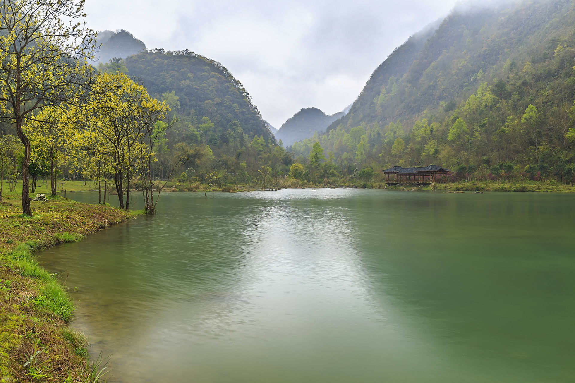 在贵州的蓝天下,山峦起伏,水墨画般的风景令人陶醉.