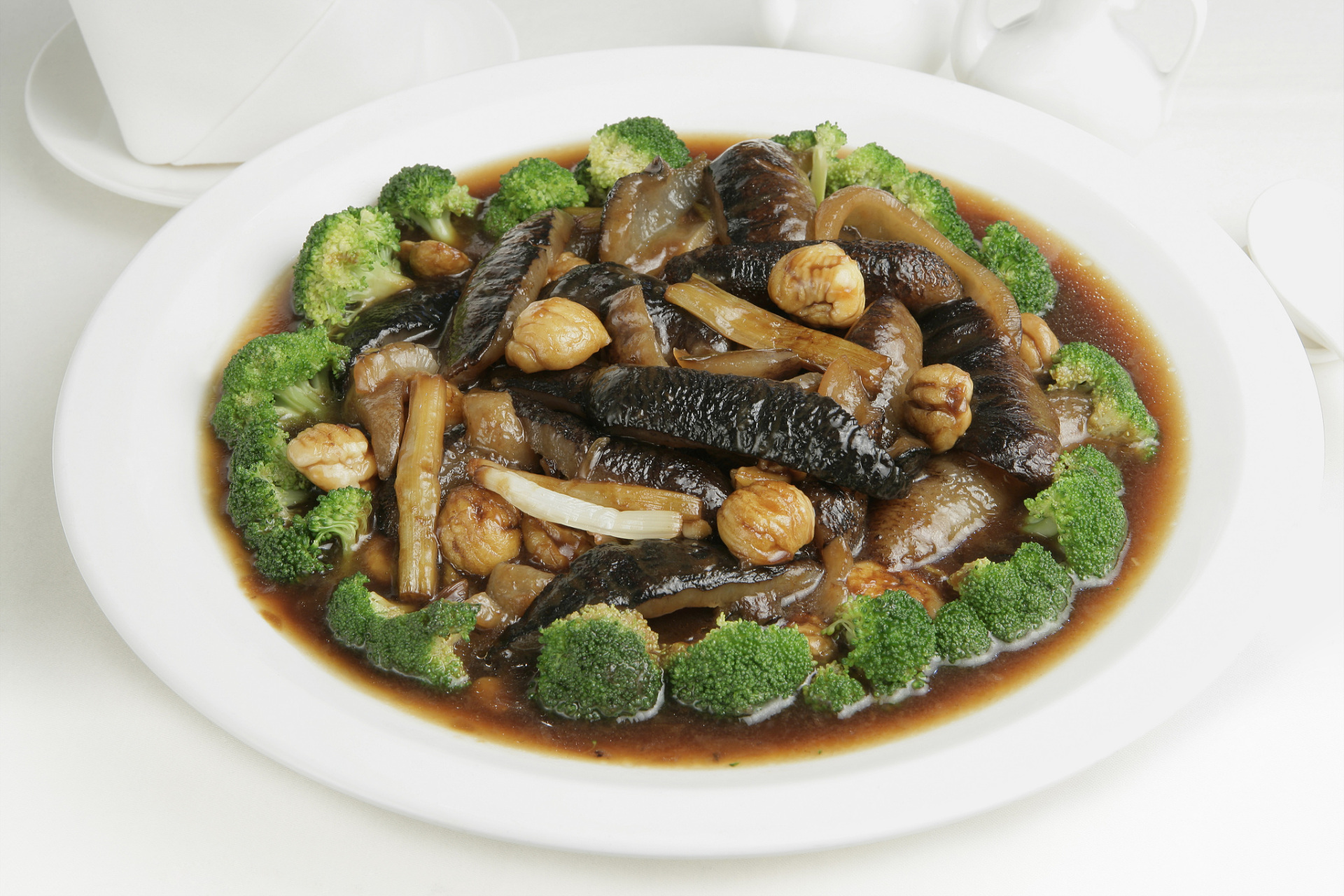 美食制作——葱烧海参  原料:  乌参1斤,大葱1根,姜三片,酱油2大匙