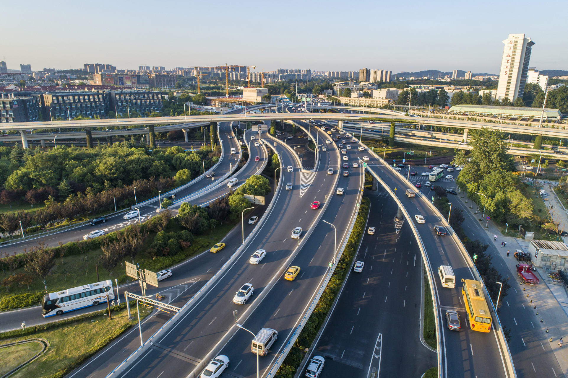 作为河南省的省会城市,郑州位于中国中部地区,地理位置优越,交通便利.