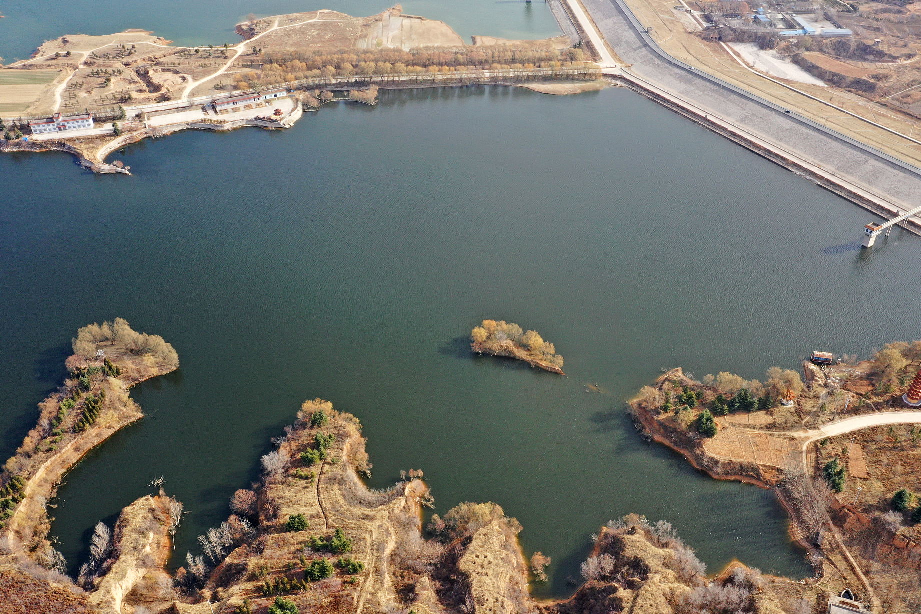 吉林的二龙湖是一个集自然风光,历史文化,休闲娱乐于一体的旅游胜地