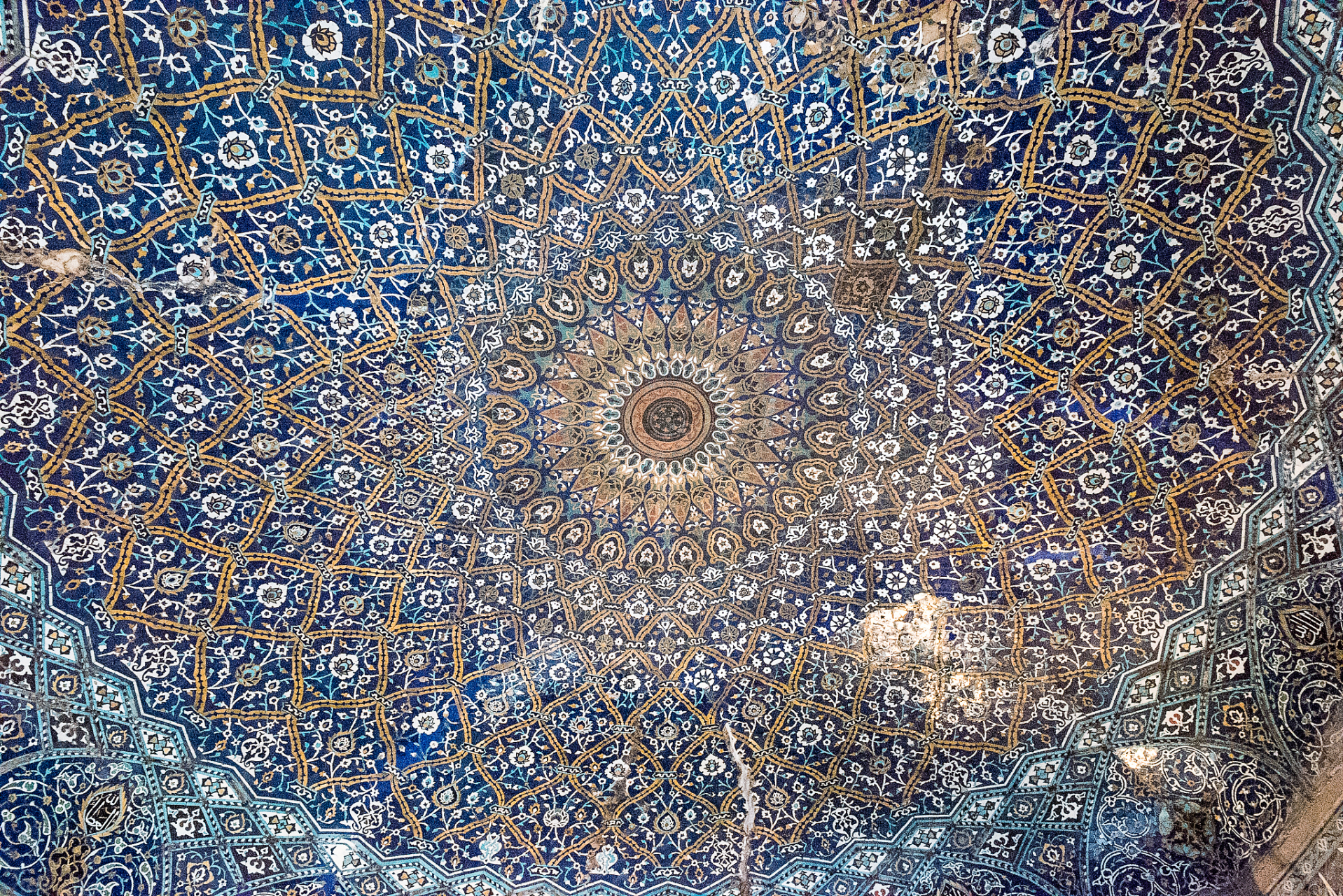 伊朗电影《逆温》 妮露法是三姐弟中的小女儿,单身和母亲一起生活照顾