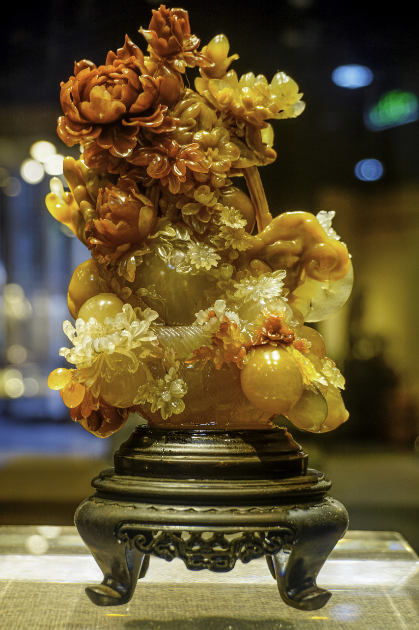 大家好,今天我想给大家种草的是一款非常美丽的玉石——米黄玉.