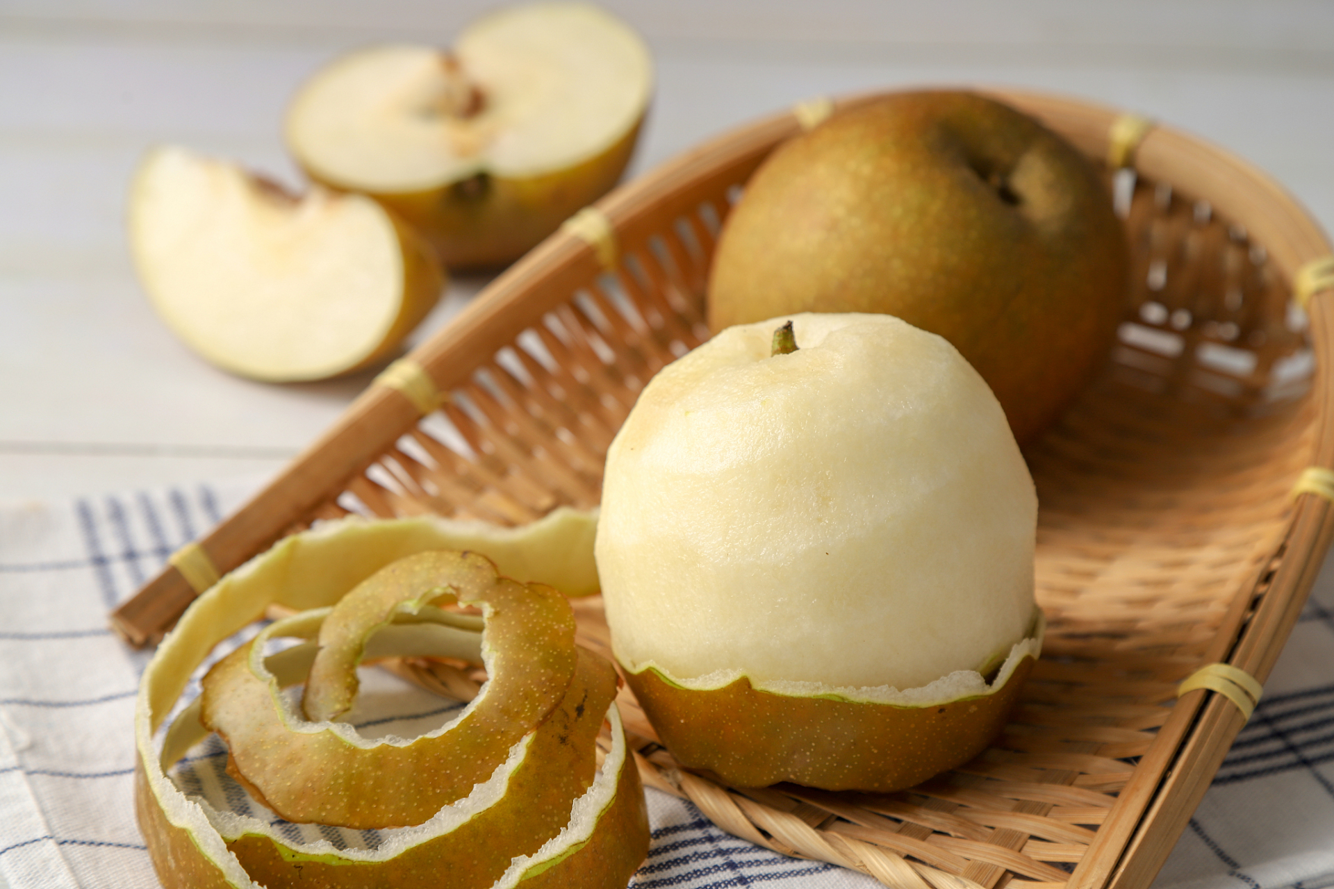 书中说道,肺司气,主行水,朝百脉,主治节.